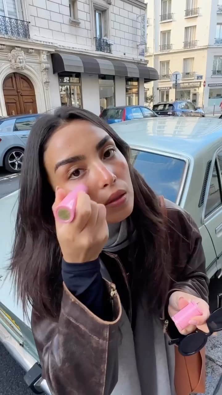 パット・マグラスのインスタグラム：「SUNKISSED SEDUCTION 🌸💫🌸 Sending LOVE to the gorgeous @mimabycami showing her Divine Blush: Legendary Glow Colour Balm in ‘SUNKISSED SEDUCTION’ as the perfect multi-use product to keep in your bag for major on-the-go touch ups. 🌸💫🌸 Shop NOW at PATMcGRATH.COM  ✨STARRING✨ Divine Blush: Legendary Glow Colour Balm ‘SUNKISSED SEDUCTION’」