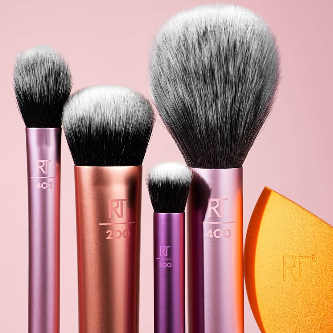 Real Techniquesのインスタグラム：「A new month calls for a new routine and what better set to start with than the Everyday Essentials Set 😏  ✨ RT 402 Setting Brush ✨ RT 200 Expert Face Brush ✨ RT 300 Deluxe Crease Brush ✨ RT 400 Blush Brush ✨ Miracle Complexion Sponge  Shop at @target, @ultabeauty, @walmart, + @amazon!」