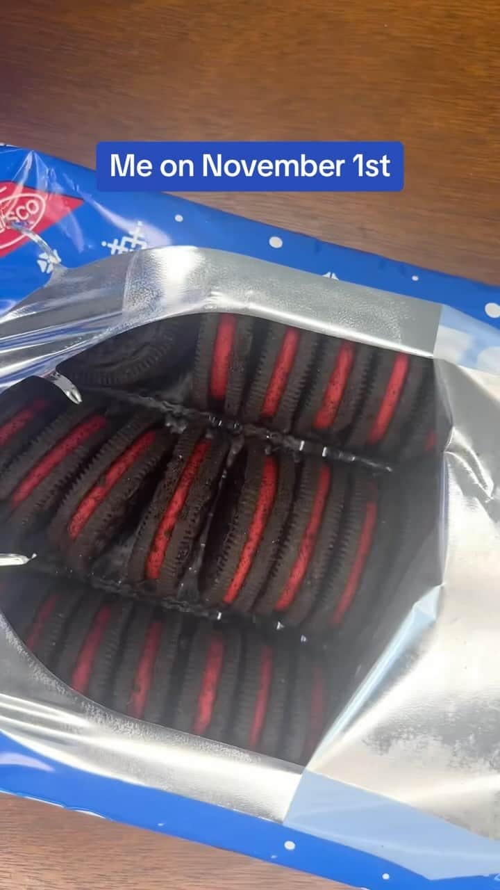 OREOのインスタグラム：「Are you getting festive early? Head to the link in our bio for your chance to win a #HolidayOREOAllowance #OREOsweepstakes」