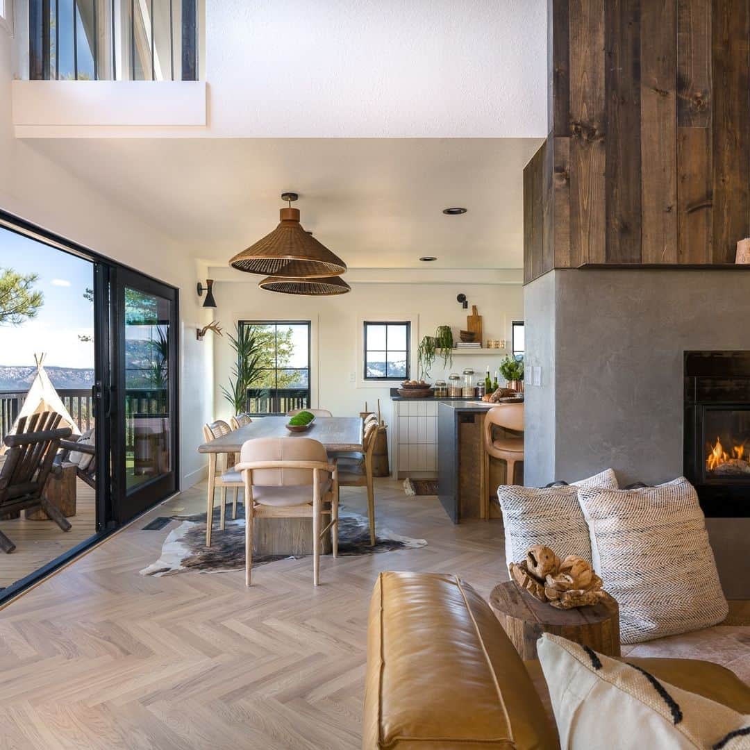 HGTVのインスタグラム：「Cozy-mountain mood: activated. 🍂 For some awesome autumn home inspo, step inside these seasonal spaces from #BuildingRoots. 🏠⁠ ⁠ Tap the link in our bio. ⬆️」