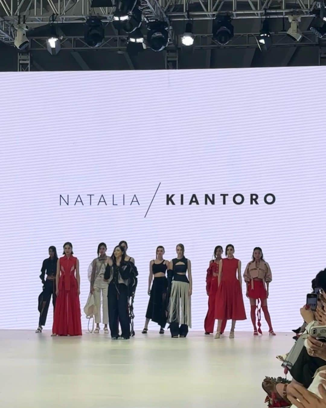 ラライン・シャーさんのインスタグラム写真 - (ラライン・シャーInstagram)「JFW with @nataliakiantoro & @naslbynagitaslavina ❣️❣️❣️」11月1日 23時01分 - ralineshah