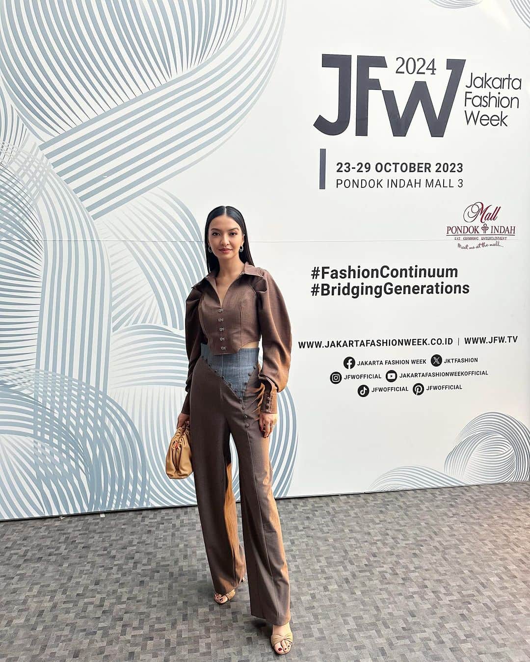 ラライン・シャーのインスタグラム：「JFW with @nataliakiantoro & @naslbynagitaslavina ❣️❣️❣️」