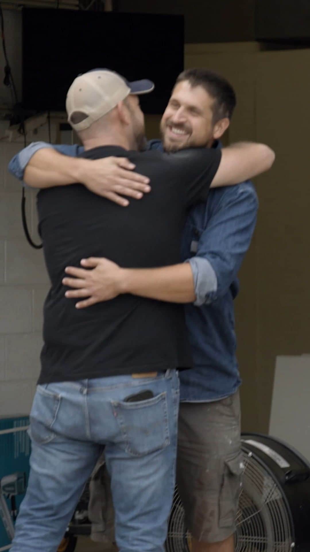 HGTVのインスタグラム：「Tonight's #BargainBlock features none other than #FixerToFab duo Dave and Jenny Marrs! Tune in at 9|8c to see some great design brains at work!! 🧠💡👏」