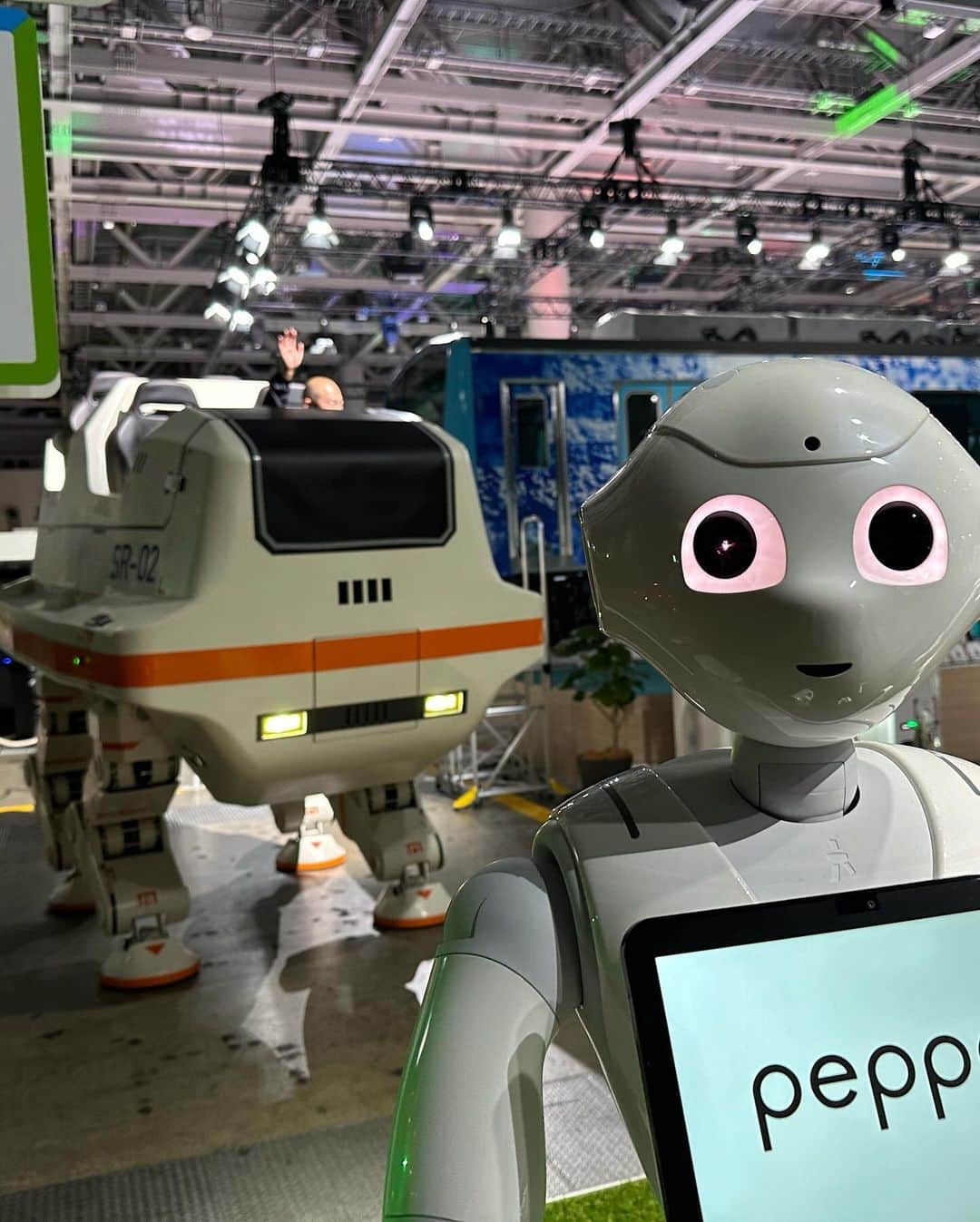 天神英貴さんのインスタグラム写真 - (天神英貴Instagram)「Japanモビリティショー西館1F Future areaでは、デザインさせて頂いたSR-02がお待ちしています。 是非四足歩行で歩いて移動する姿を見てくださいね。 今回はOSを開発している吉崎航さんと一緒に乗って写真が撮れました！ ロボットに乗る時代がようやく来ましたね〜 #hidetakatenjin #wataruyoshizaki #sanseitechnologies #robot #jms」11月1日 23時03分 - tenjin_hidetaka