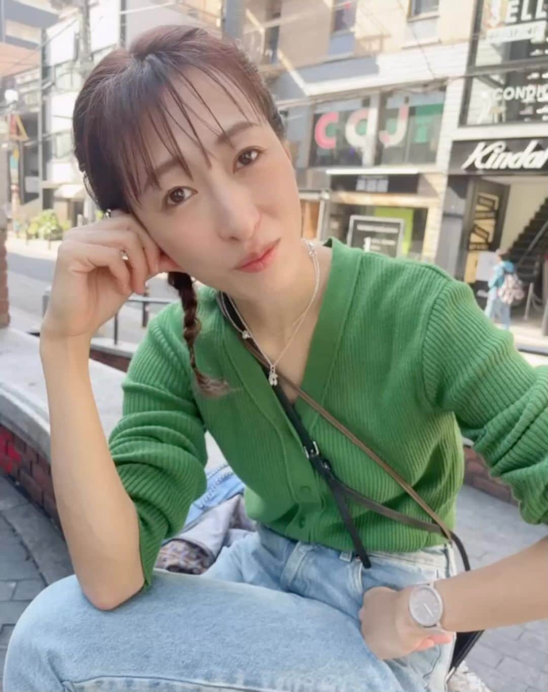 のインスタグラム：「モロフェイヤの食べ方について語る40代。 朝10時です。 そらもう、モロヘイヤも噛みますわ。 モロフェイヤになりますわ。  皆さんのおすすめのモロフェイヤの食べ方 みーちゃんに送ってあげて♡  #モロヘイヤレシピ模索中   因みに最後の「でした！」 は宝塚の演出家である正塚晴彦先生が稽古の締めによく仰っていた一言です笑 恐らく内輪しか分かりません😂」
