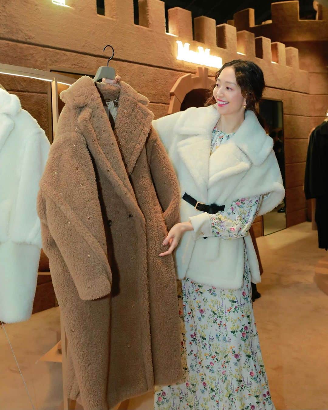 松島花さんのインスタグラム写真 - (松島花Instagram)「: @maxmara のテディベアコート10周年 記念イベントに行ってきました🐻 : 六本木ヒルズに出現した"Teddy TEN Park" は キャメルカラーのモコモコに包まれた まさにテディベアの世界🤎 クマのコットンキャンディやスケート、 ゲームも楽しめます🎶 私はクレーン　 ゲームに3回チャレンジして、可愛い テディベアをGetできました🧸 そして、ポップアップストアにはクリスタルが 散りばめられたテディベア コートや キッズ用のミニ テディベア コートなど エクスクルーシブなアイテムも🤎 : Teddy TEN Parkはアリーナにて11月3日(金・祝)、 Pop-Up Storeは大屋根プラザ で11月5日(日)まで 開催です🤎楽しいイベントなので皆さんもぜひ🫶🏻 :  #MaxMaraTeddyTen #MaxMara #pr」11月1日 23時04分 - hana_matsushima_official