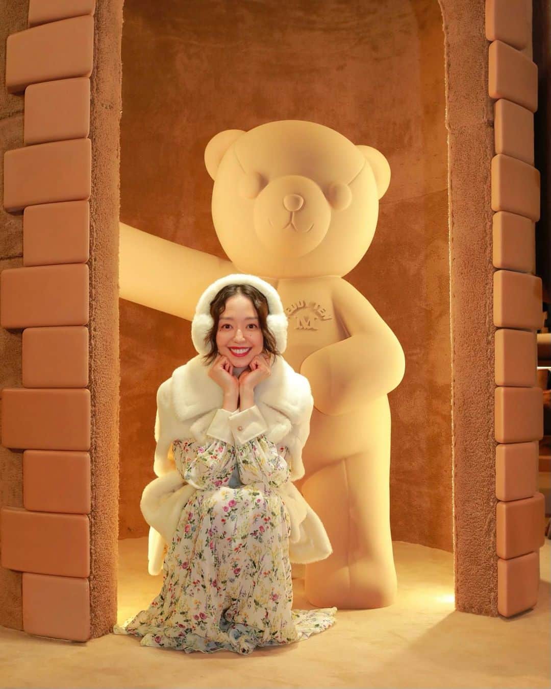松島花さんのインスタグラム写真 - (松島花Instagram)「: @maxmara のテディベアコート10周年 記念イベントに行ってきました🐻 : 六本木ヒルズに出現した"Teddy TEN Park" は キャメルカラーのモコモコに包まれた まさにテディベアの世界🤎 クマのコットンキャンディやスケート、 ゲームも楽しめます🎶 私はクレーン　 ゲームに3回チャレンジして、可愛い テディベアをGetできました🧸 そして、ポップアップストアにはクリスタルが 散りばめられたテディベア コートや キッズ用のミニ テディベア コートなど エクスクルーシブなアイテムも🤎 : Teddy TEN Parkはアリーナにて11月3日(金・祝)、 Pop-Up Storeは大屋根プラザ で11月5日(日)まで 開催です🤎楽しいイベントなので皆さんもぜひ🫶🏻 :  #MaxMaraTeddyTen #MaxMara #pr」11月1日 23時04分 - hana_matsushima_official
