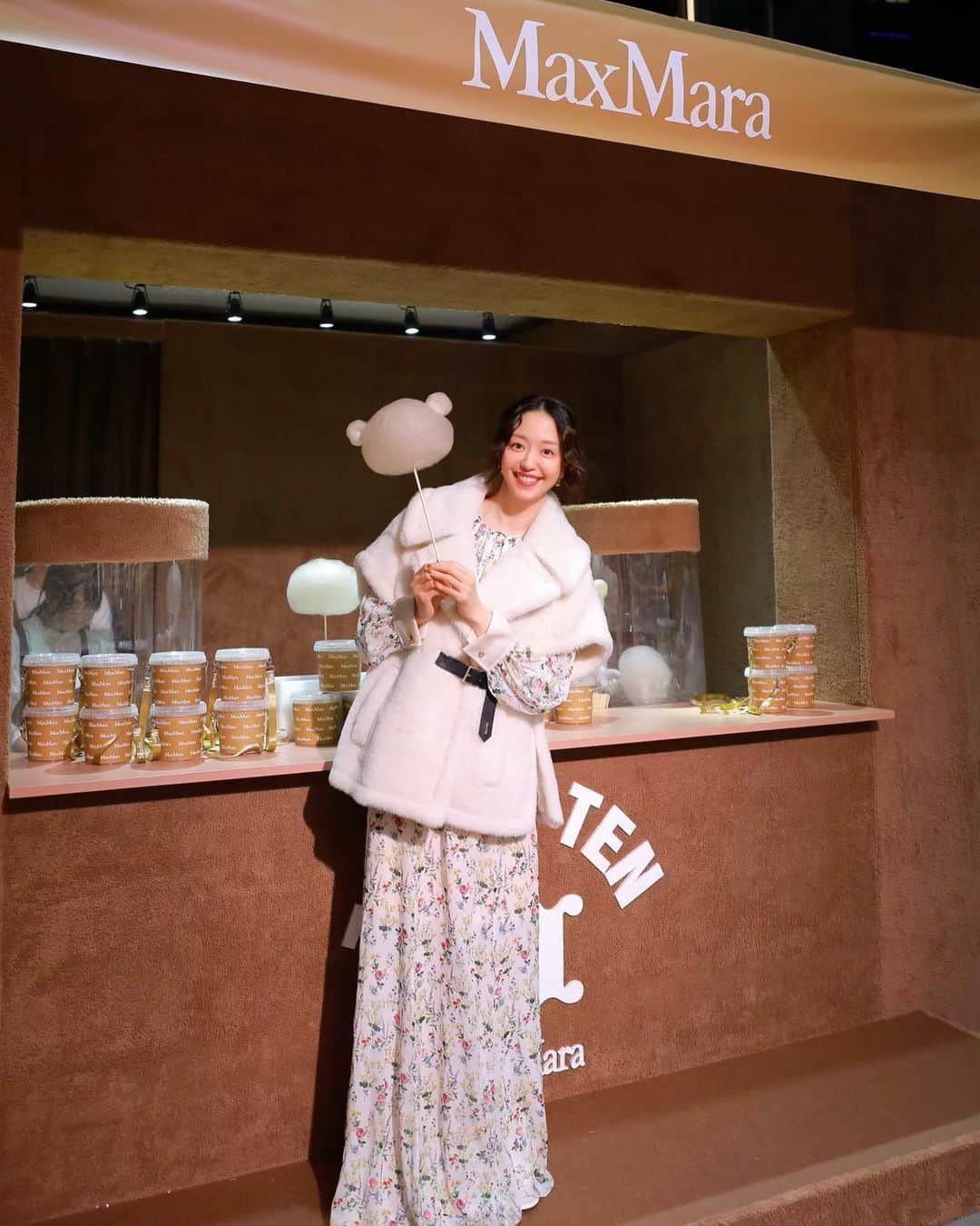 松島花さんのインスタグラム写真 - (松島花Instagram)「: @maxmara のテディベアコート10周年 記念イベントに行ってきました🐻 : 六本木ヒルズに出現した"Teddy TEN Park" は キャメルカラーのモコモコに包まれた まさにテディベアの世界🤎 クマのコットンキャンディやスケート、 ゲームも楽しめます🎶 私はクレーン　 ゲームに3回チャレンジして、可愛い テディベアをGetできました🧸 そして、ポップアップストアにはクリスタルが 散りばめられたテディベア コートや キッズ用のミニ テディベア コートなど エクスクルーシブなアイテムも🤎 : Teddy TEN Parkはアリーナにて11月3日(金・祝)、 Pop-Up Storeは大屋根プラザ で11月5日(日)まで 開催です🤎楽しいイベントなので皆さんもぜひ🫶🏻 :  #MaxMaraTeddyTen #MaxMara #pr」11月1日 23時04分 - hana_matsushima_official