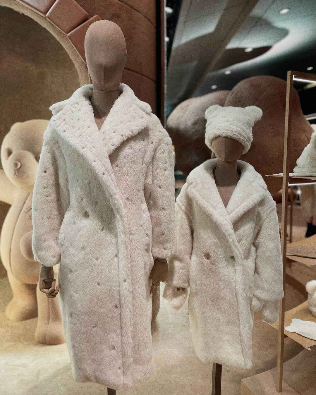 松島花さんのインスタグラム写真 - (松島花Instagram)「: @maxmara のテディベアコート10周年 記念イベントに行ってきました🐻 : 六本木ヒルズに出現した"Teddy TEN Park" は キャメルカラーのモコモコに包まれた まさにテディベアの世界🤎 クマのコットンキャンディやスケート、 ゲームも楽しめます🎶 私はクレーン　 ゲームに3回チャレンジして、可愛い テディベアをGetできました🧸 そして、ポップアップストアにはクリスタルが 散りばめられたテディベア コートや キッズ用のミニ テディベア コートなど エクスクルーシブなアイテムも🤎 : Teddy TEN Parkはアリーナにて11月3日(金・祝)、 Pop-Up Storeは大屋根プラザ で11月5日(日)まで 開催です🤎楽しいイベントなので皆さんもぜひ🫶🏻 :  #MaxMaraTeddyTen #MaxMara #pr」11月1日 23時04分 - hana_matsushima_official