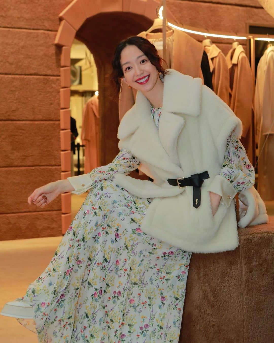松島花さんのインスタグラム写真 - (松島花Instagram)「: @maxmara のテディベアコート10周年 記念イベントに行ってきました🐻 : 六本木ヒルズに出現した"Teddy TEN Park" は キャメルカラーのモコモコに包まれた まさにテディベアの世界🤎 クマのコットンキャンディやスケート、 ゲームも楽しめます🎶 私はクレーン　 ゲームに3回チャレンジして、可愛い テディベアをGetできました🧸 そして、ポップアップストアにはクリスタルが 散りばめられたテディベア コートや キッズ用のミニ テディベア コートなど エクスクルーシブなアイテムも🤎 : Teddy TEN Parkはアリーナにて11月3日(金・祝)、 Pop-Up Storeは大屋根プラザ で11月5日(日)まで 開催です🤎楽しいイベントなので皆さんもぜひ🫶🏻 :  #MaxMaraTeddyTen #MaxMara #pr」11月1日 23時04分 - hana_matsushima_official