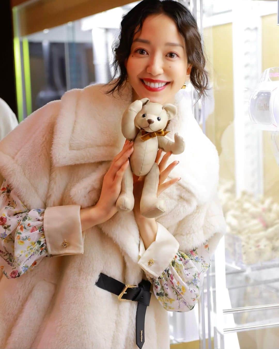 松島花さんのインスタグラム写真 - (松島花Instagram)「: @maxmara のテディベアコート10周年 記念イベントに行ってきました🐻 : 六本木ヒルズに出現した"Teddy TEN Park" は キャメルカラーのモコモコに包まれた まさにテディベアの世界🤎 クマのコットンキャンディやスケート、 ゲームも楽しめます🎶 私はクレーン　 ゲームに3回チャレンジして、可愛い テディベアをGetできました🧸 そして、ポップアップストアにはクリスタルが 散りばめられたテディベア コートや キッズ用のミニ テディベア コートなど エクスクルーシブなアイテムも🤎 : Teddy TEN Parkはアリーナにて11月3日(金・祝)、 Pop-Up Storeは大屋根プラザ で11月5日(日)まで 開催です🤎楽しいイベントなので皆さんもぜひ🫶🏻 :  #MaxMaraTeddyTen #MaxMara #pr」11月1日 23時04分 - hana_matsushima_official