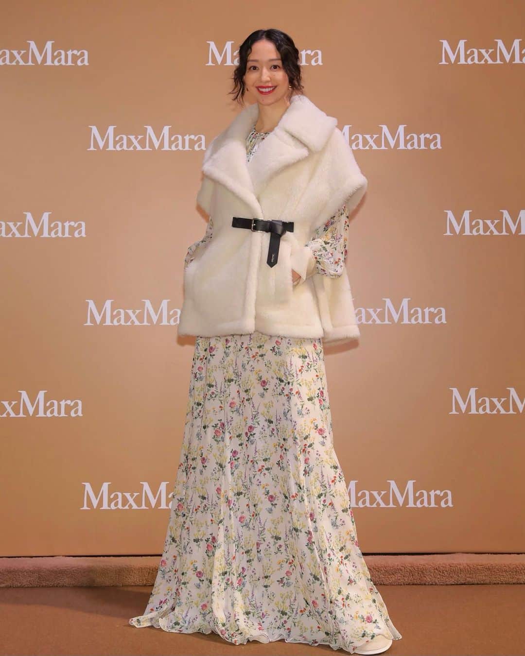 松島花のインスタグラム：「: @maxmara のテディベアコート10周年 記念イベントに行ってきました🐻 : 六本木ヒルズに出現した"Teddy TEN Park" は キャメルカラーのモコモコに包まれた まさにテディベアの世界🤎 クマのコットンキャンディやスケート、 ゲームも楽しめます🎶 私はクレーン　 ゲームに3回チャレンジして、可愛い テディベアをGetできました🧸 そして、ポップアップストアにはクリスタルが 散りばめられたテディベア コートや キッズ用のミニ テディベア コートなど エクスクルーシブなアイテムも🤎 : Teddy TEN Parkはアリーナにて11月3日(金・祝)、 Pop-Up Storeは大屋根プラザ で11月5日(日)まで 開催です🤎楽しいイベントなので皆さんもぜひ🫶🏻 :  #MaxMaraTeddyTen #MaxMara #pr」
