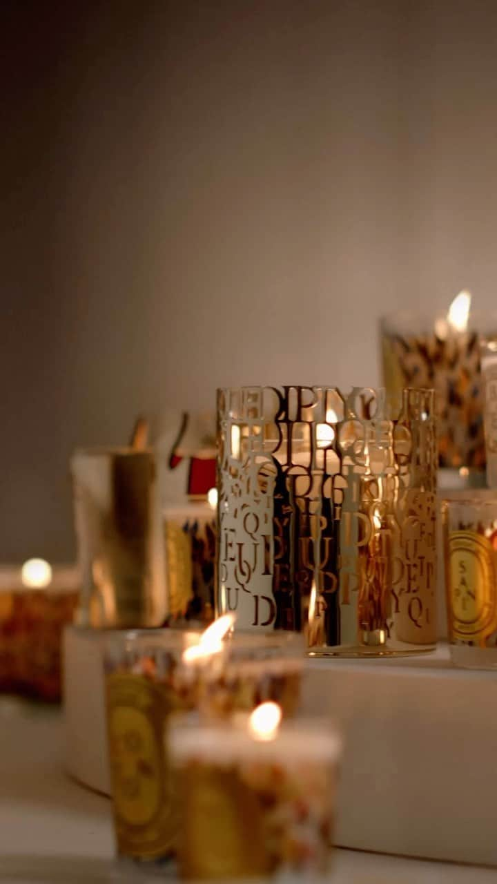 ディプティックのインスタグラム：「Lighting up…  …the hours. As the Alphabet candle holder plays with the light of the flame, Diptyque’s dancing letters create an enchanting show. A golden glimmer and a sparkle with no end. #Diptyque #HolidayCollection #HolidaySeason #DancingFlames」