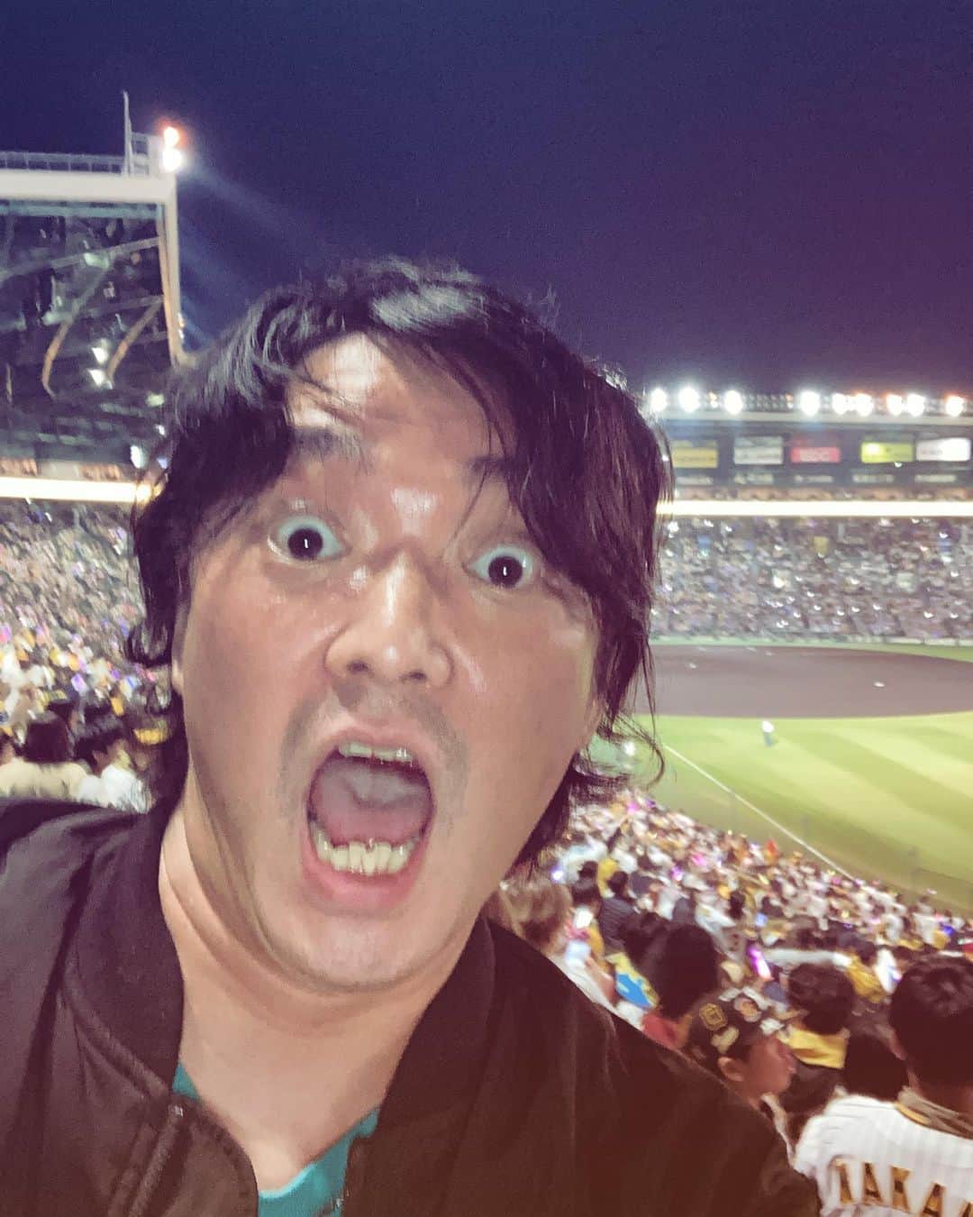 林幸治のインスタグラム：「やばー、俺の中のジャイアンツ愛が、バックトゥザフューチャーのマーティーの写真のように薄くなって行く。  近本！大山！湯浅！  タイガース最高！っていうか甲子園最高！  めっちゃ六甲おろし歌った！  サヨナラ勝ち！笑」