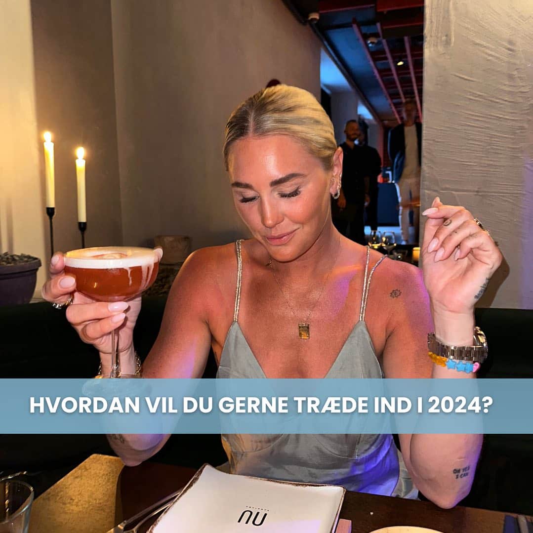 ヤネッテ・オッテセンのインスタグラム：「Hvordan vil du gerne træde ind i 2024?  Nytårsaften bliver for mange et vendepunkt 🥂 Det er den sidste aften på året og derved også starten til noget nyt✨ Et nyt år, nye nytårsfortsæt - tid til at sadle om og opbygge de gode vaner💚   Men hvorfor vente?🤔 Hvorfor ikke træde ind i det nye år, i netop den kjole du længe har ville trække i💪🏻  Hvorfor ikke træde ind i det nye år med god energi og en masse gå på mod?   Det ER muligt, det eneste det kræver er, at du kommer i gang nu og jeg står klar til at tage dig ind i 2024 fyldt med mere energi, overskud og i lige præcis den kjole du ønsker.   📲Klik på linket i min bio og lad os komme i gang⭐️  #jeanetteottesencoaching」