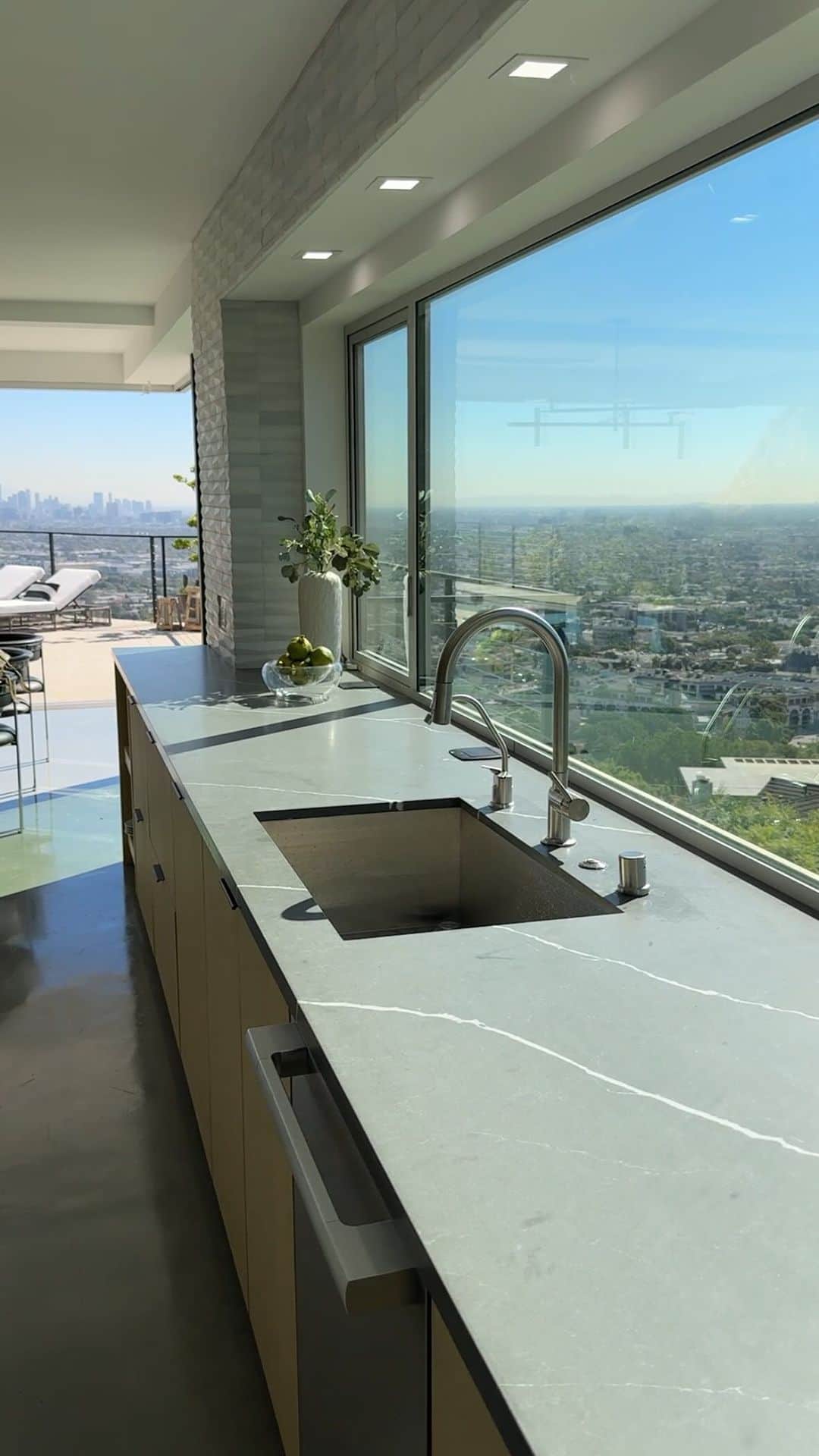 アダム・センのインスタグラム：「Today’s Hollywood hills Home find. City to Ocean views. The kitchen window is definitely one of my all time favorites.」