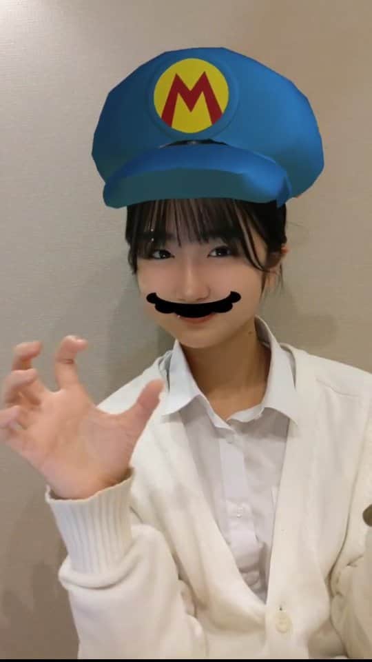 のインスタグラム：「TikTokのエフェクトで遊んでみました😂 ハロウィンのリボンカチューシャが見えてます😹🎃  #tiktok#マリオ ？#遊び#08#jc3#中学生」