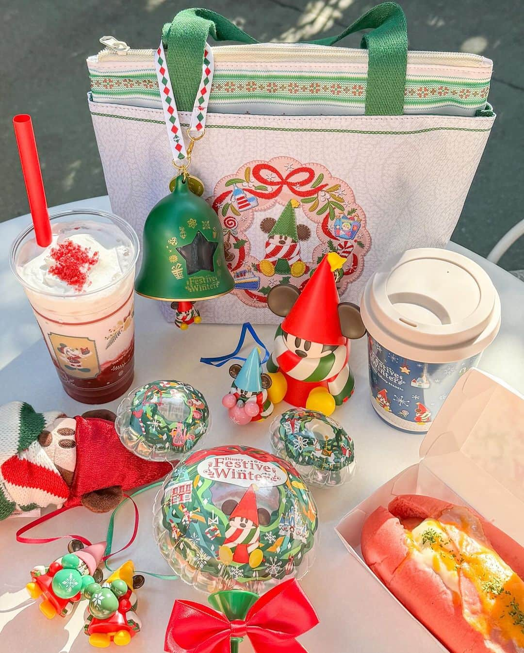 Hatamaのインスタグラム：「＊  ＊  Festive Winter ❄️  .  東京ディズニーリゾートでは、11月8日〜「ディズニー・クリスマス」がスタート🎅  それに先駆けまして、11月1日よりクリスマスメニューが先行販売しています❣️  .  私はTDL「リフレッシュメントコーナー」でスペシャルセットなどを購入ー！！  グラタンドックが今年も美味しかったです🥰  ぜったいまた食べます🙋‍♀️←宣言  タピオカドリンク(苺ミルク)もあわせてぜひ✨  .  ☑︎スーベニアランチケース ➕1300円  ☑︎スーベニアタンブラー ➕1800円  ☑︎グミキャンディー、ミニスナックケース付き(リルリンリン) 1200円  ☑︎グミキャンディー、ミニスナックケース付き(ベル) 1100円  .  販売店舗等は東京ディズニーリゾート・アプリから調べることができます🔍  ちなみに、まわりに置いてあるリルリンリングッズは2021年、2022年に購入したもの。  2023年も同じものが販売になったり、新作が登場したり！  リルリンリンいっぱいなので要チェックです🎅  .  #tokyodisneyresort #tokyodisneyland #disneygram #disneylove #disney #東京ディズニーリゾート #ディズニー #ディズニー女子 #リフレッシュメントコーナー #リルリンリン #タピオカ #ホットドッグ #ミニスナックケース」