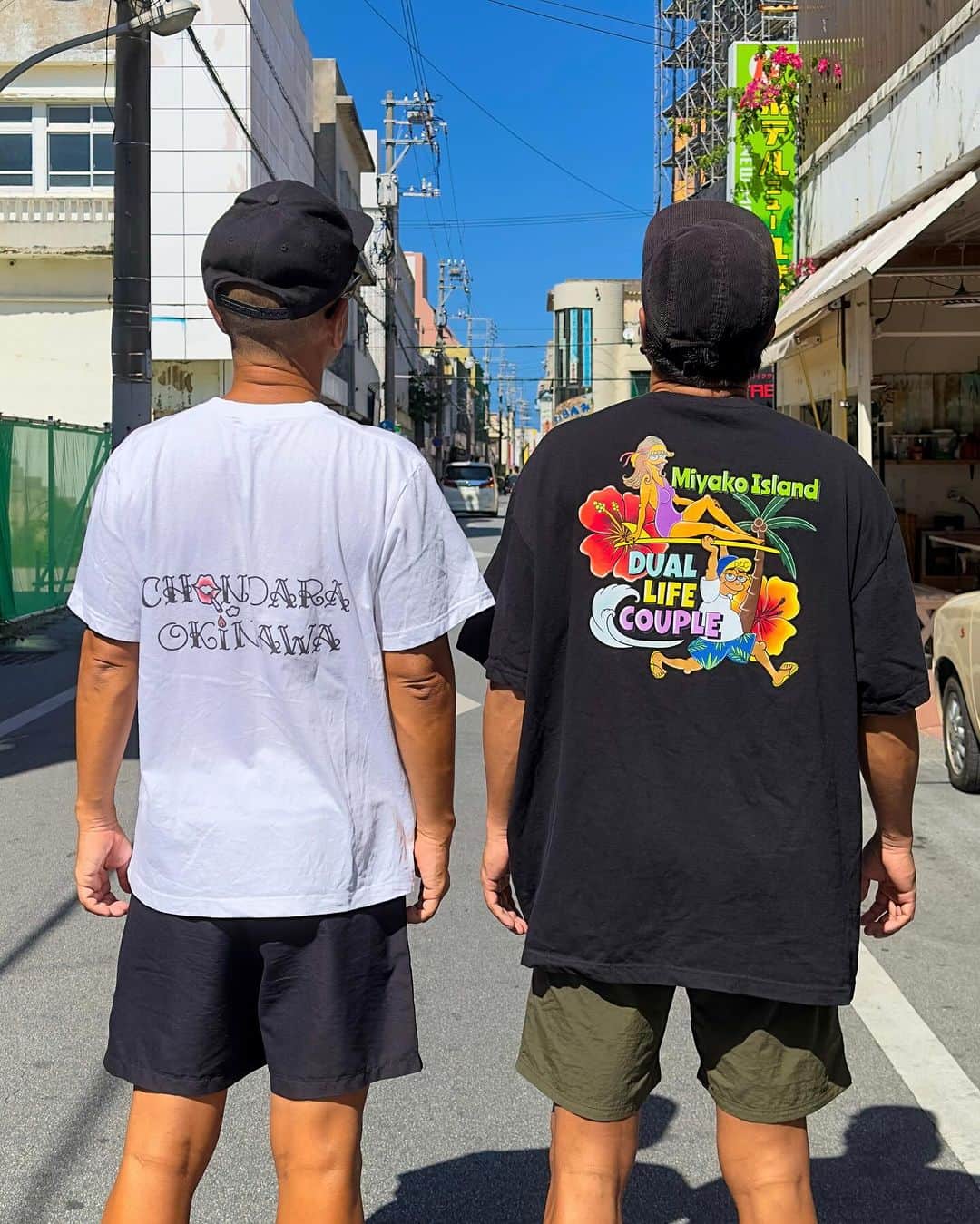 のインスタグラム：「👕 チョンダラーの彫師の妹さんに デザインしてもらってる チョンダラーTシャツとDLCTシャツ  この日、偶然お互いが着てたから 記念に撮影！！  Design by @milagro1993   #宮古島 #宮古島旅行 #宮古島観光 #宮古島おすすめ #宮古島スポット  #宮古島ビーチ #宮古島海  #宮古島シュノーケル #宮古島移住  #宮古島life #移住生活 #移住カップル  #デュアルライフ #チョンダラー  #okinawa #miyakojima #duallife」