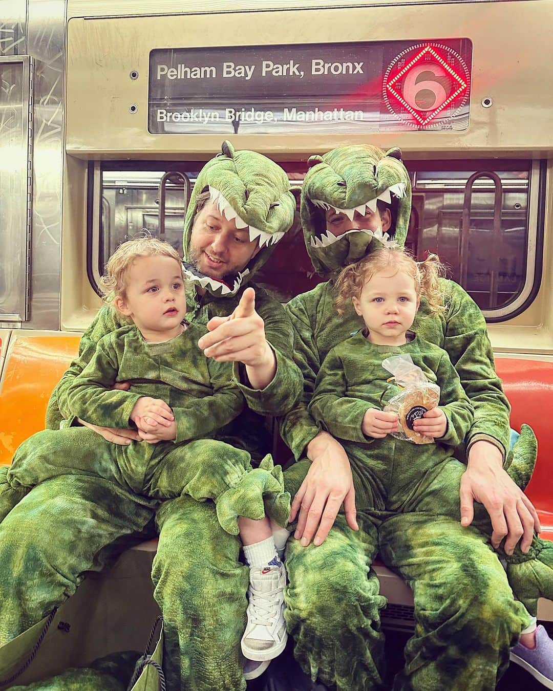 デレク・ブラスバーグさんのインスタグラム写真 - (デレク・ブラスバーグInstagram)「Jurassic times call for Jurassic measures 🦖👨‍👨‍👧‍👦」11月1日 23時11分 - derekblasberg