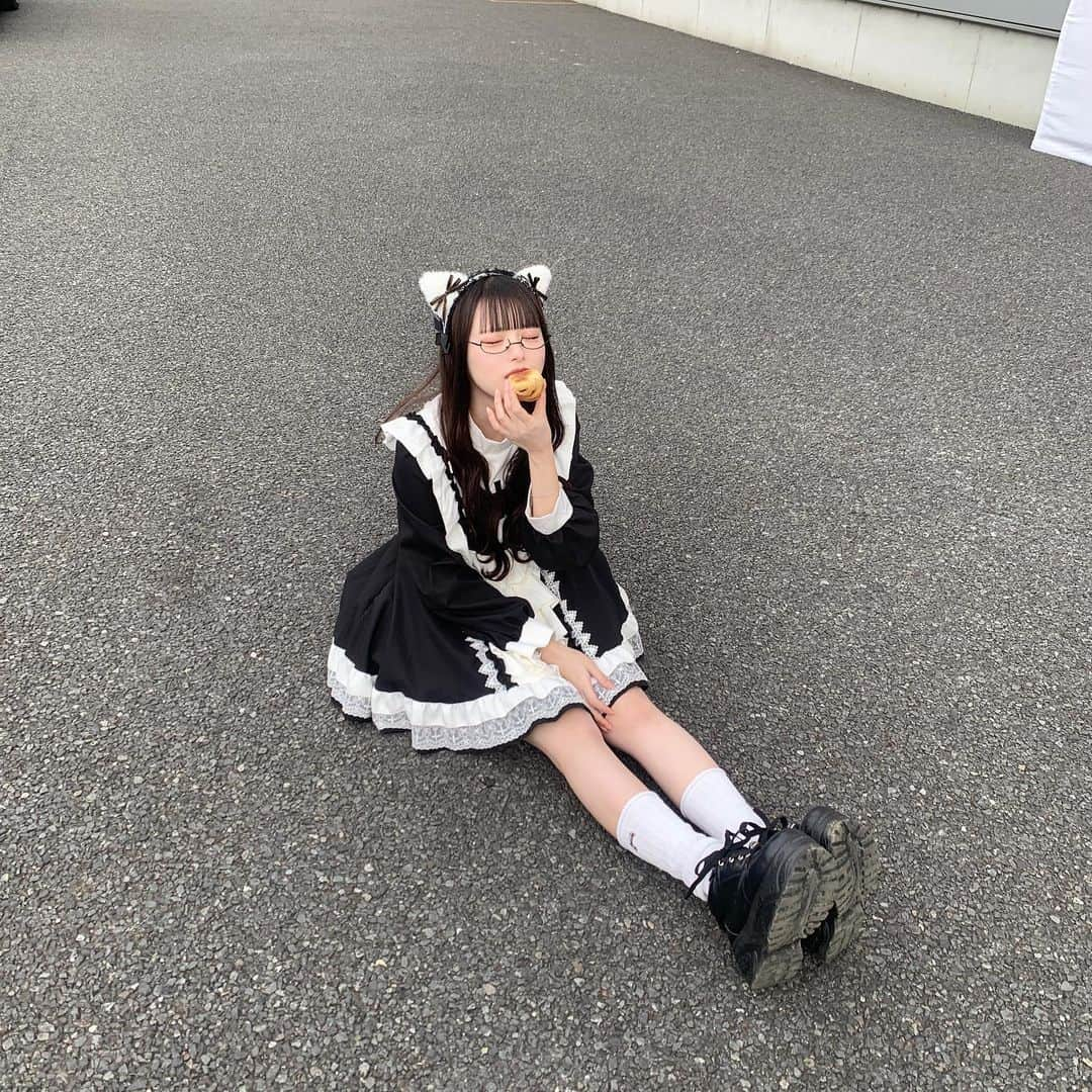 心花りりさんのインスタグラム写真 - (心花りりInstagram)「𓈒 🦇HappyHalloween🦇    黒シスターと特攻服‎𓂃 𓈒𓏸 ギャップな2枚♩ みんなはなにか仮装しましたか？    特攻服の後ろの文字はメンバー皆イケイケ文字の中 1人だけ謎に好きな物にして"白米"にしてました これしか思い浮かばなかった この文字背負ってライブしてやったゼ🤜🏻🤛🏻☆☆☆☆☆    他にも沢山仮装したのでまた載せる予定、、、！ 先に見たい方はX(Twitter)見てきてね🪄 𓈒 𓈒 #ハロウィン #ハロウィンコスプレ #シスター #特攻服」11月1日 23時11分 - riri_ilife