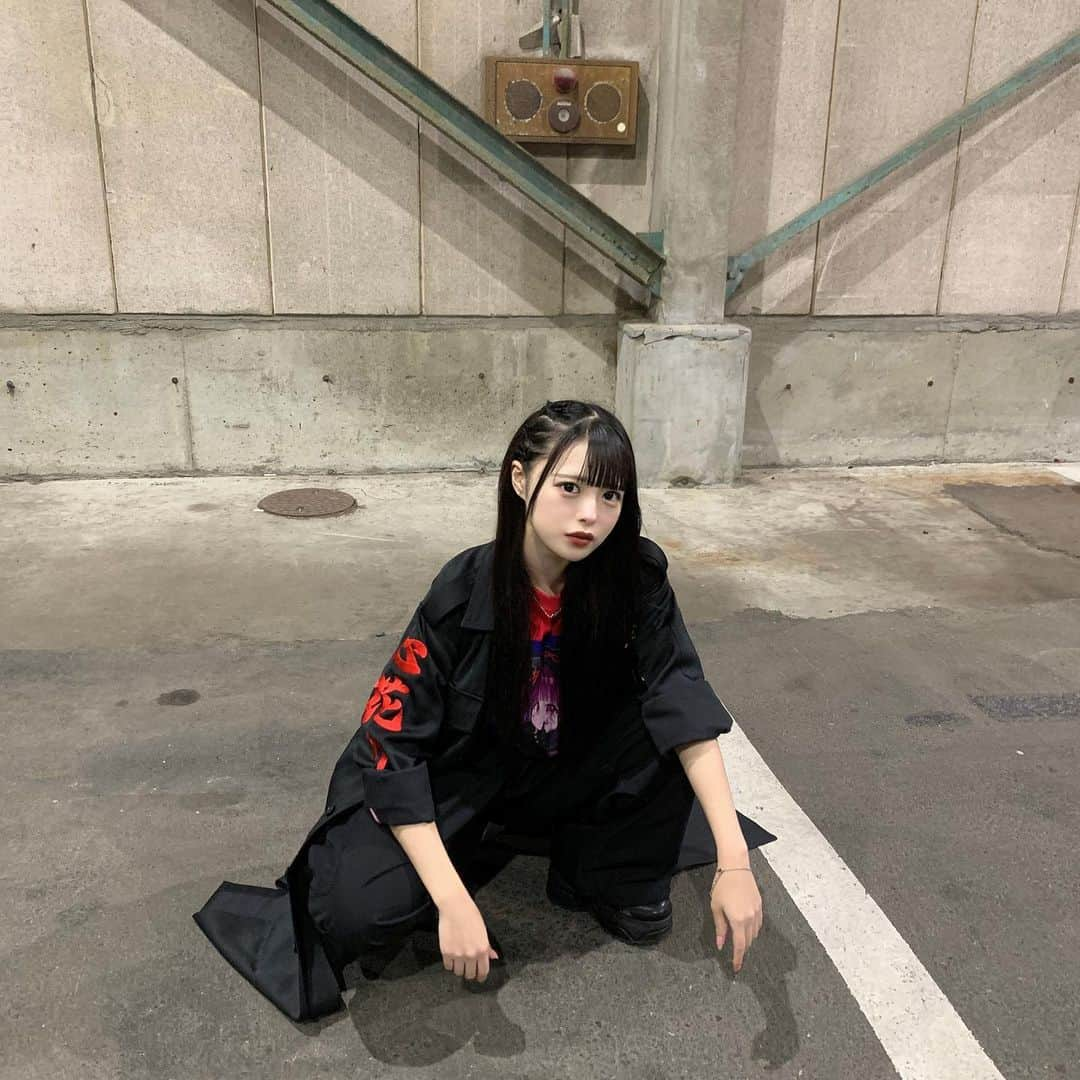 心花りりさんのインスタグラム写真 - (心花りりInstagram)「𓈒 🦇HappyHalloween🦇    黒シスターと特攻服‎𓂃 𓈒𓏸 ギャップな2枚♩ みんなはなにか仮装しましたか？    特攻服の後ろの文字はメンバー皆イケイケ文字の中 1人だけ謎に好きな物にして"白米"にしてました これしか思い浮かばなかった この文字背負ってライブしてやったゼ🤜🏻🤛🏻☆☆☆☆☆    他にも沢山仮装したのでまた載せる予定、、、！ 先に見たい方はX(Twitter)見てきてね🪄 𓈒 𓈒 #ハロウィン #ハロウィンコスプレ #シスター #特攻服」11月1日 23時11分 - riri_ilife