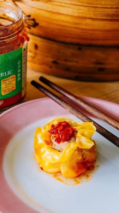 Lee Kum Kee USA（李錦記）のインスタグラム：「For today’s post, we’re partnering with @LeeKumKeeUSA! If you have our cookbook, then you’ll recognize the first recipe is our homemade Siu Mai. This recipe is special because we never thought we’d be able to make something like Siu Mai at home, let alone an entire dim sum spread! In fact, the entire first chapter of our book is a collection of 9 hard-won dim sum recipes that break down every step and if-you-know-you-know nuance to successfully make perfect dim sum at home.    The best companion for Siu Mai is chili garlic sauce, and we’ve discovered a new favorite! We love classic Lee Kum Kee products like its Premium Oyster Sauce, and recently our go-to has been the Lee Kum Kee Chili Garlic Sauce! It’s a mildly hot chili sauce blended with garlic that’s perfect for dipping. Our homemade Siu Mai are absolutely delicious with it — making them even more flavorful and complex! It’s a great addition to any at-home meal when you’re looking for spice — and can also be used as a stir-fry sauce for meats, vegetables and noodles.   Lee Kum Kee has been a leading maker of authentic Asian sauces and condiments for over a century — since 1888! Its products are enjoyed by professional chefs and at-home cooks around the world because of its wide range of must-have pantry staples that make it easy to add bold, delicious flavor to any recipe!    You can find all Lee Kum Kee products by visiting USA.LKK.com or in the international food aisle at your local grocer! Check out the recipe for our Siu Mai in our cookbook, The Woks of Life: Recipes to Know and Love from a Chinese American Family (available wherever books are sold) and for free over at thewoksoflife.com because that’s how much we love it!  . . . #ad #LeeKumKee #LeeKumKeeUSA #ChiliGarlicSauce #TheWoksOfLife」