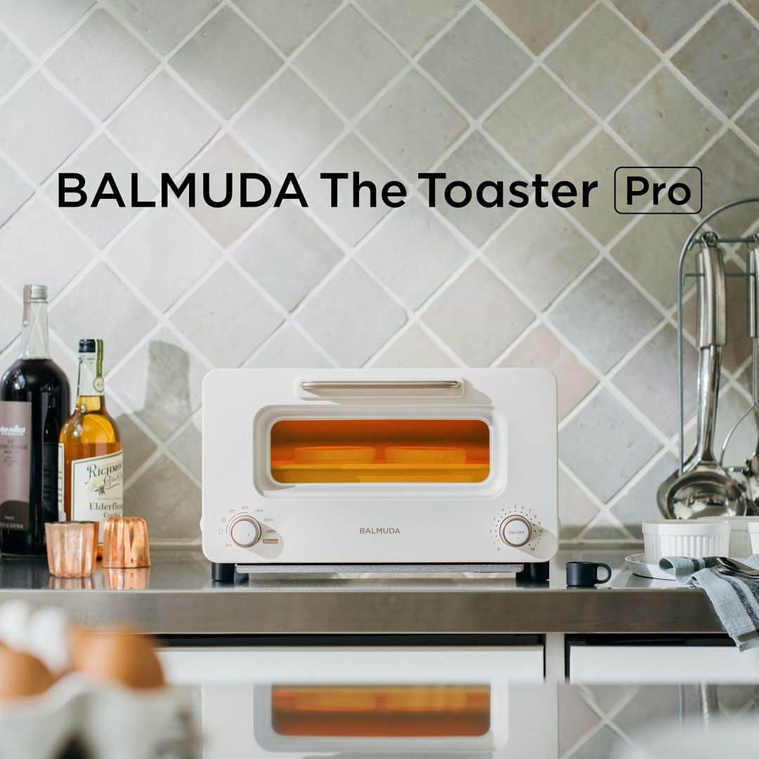 BALMUDA (バルミューダ) のインスタグラム：「【本日発表】BALMUDA The Toaster Proがリニューアル . Proモデルが新しくなりました。 さらなるおいしさと使いやすさを追求し、パンの焼きあがりや庫内サイズをアップデート。仕上げ焼き専用のサラマンダーモードを搭載したバルミューダのトースター最上位モデル BALMUDA The Toaster Pro。特別なおいしさと、プロの焼きあがりをお楽しみください。 . 新色ホワイトとブラッククロームが登場 昨年登場したブラックに加え、多くの方にご要望をいただいた「ホワイト」とバルミューダオンラインストアとバルミューダ各店舗のみの限定カラー「ブラッククローム」が登場しました。キッチンに合わせて、コーディネートをお楽しみいただけます。 . さらなるおいしさを目指したアップデート 新しいBALMUDA The Toaster Proは、庫内の奥行きを2cm拡大し、焼き網の形状を変更。緻密な温度制御により、トーストの表面はもちろん、裏面までしっかりと香ばしく焼きあげます。 . 本日よりバルミューダオンラインストアおよびバルミューダ各店舗で予約販売を開始。ブラックとホワイトは11月16日（木）に全国の主要家電販売店・百貨店で発売予定です。ブラッククロームはバルミューダオンラインストア、バルミューダ各店舗の限定カラーで、12月中旬より順次発送予定となります。 . . ＼トースターがもっと楽しくなる2つの購入特典／ 新しくなったBALMUDA The Toaster Proをご予約・ご購入いただいたお客さまに、野田琺瑯ホワイトバット（ロゴ入り）とオリジナルレシピブックをプレゼントいたします。 ※1台につき1点プレゼント。予定数に達し次第、終了いたします。 . . #BALMUDATheToasterPro #バルミューダザトースタープロ #トースター #スチームトースター #BALMUDA #バルミューダ #バルミューダの新製品」