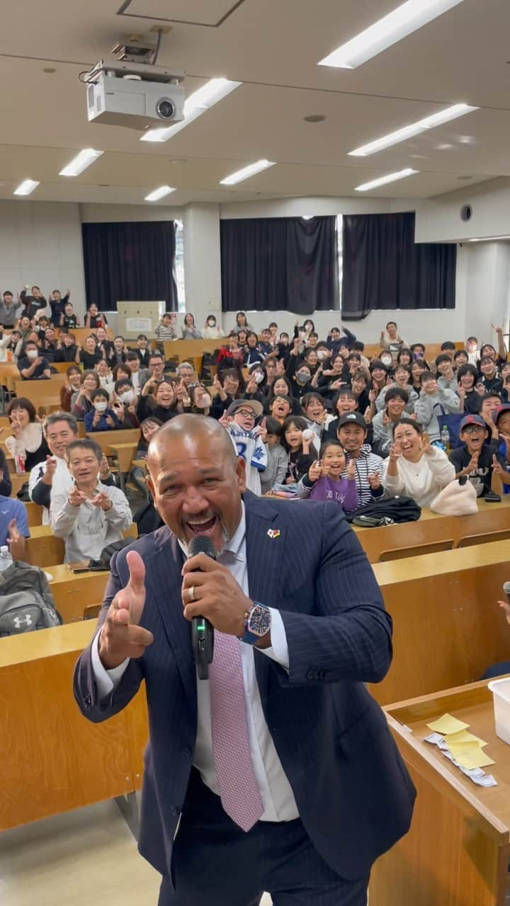 アレックス・ラミレスのインスタグラム：「日本女子体育大学 Japan Women’s College of Physical Education welcome me like a champion 🥇😀 thanks so much it was very fun Talk show and Q & A thank you!! Yorokonde-Gets!! #ramichantalkshow #ramichan #ramichanlegendinjapan」