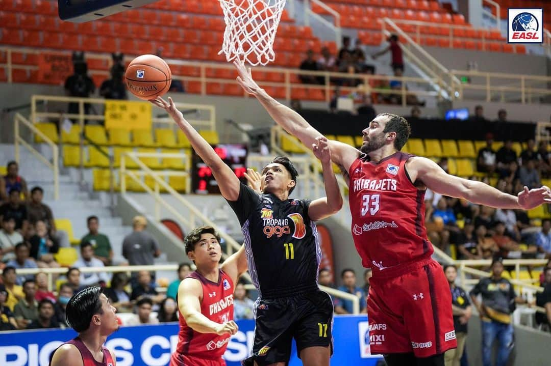 千葉ジェッツさんのインスタグラム写真 - (千葉ジェッツInstagram)「試合風景📸  EASL2023-24Season AWAY GAME vs.TNTトロパンギガ🇵🇭  🏀試合終了🏀 千葉J 75-66 TNT  #EASL #フィリピン  #タフスケジュール #強い気持ちで戦い #アウェーで貴重な1勝 #千葉ジェッツ #chibajets #Bリーグ #千葉ジェッツ #バスケ #basketball #portrait  #photograph #ジェッツ写真部 #レンズ越しの世界 #応炎🔥 #ありがとうございました✨」11月2日 10時07分 - chibajets_official