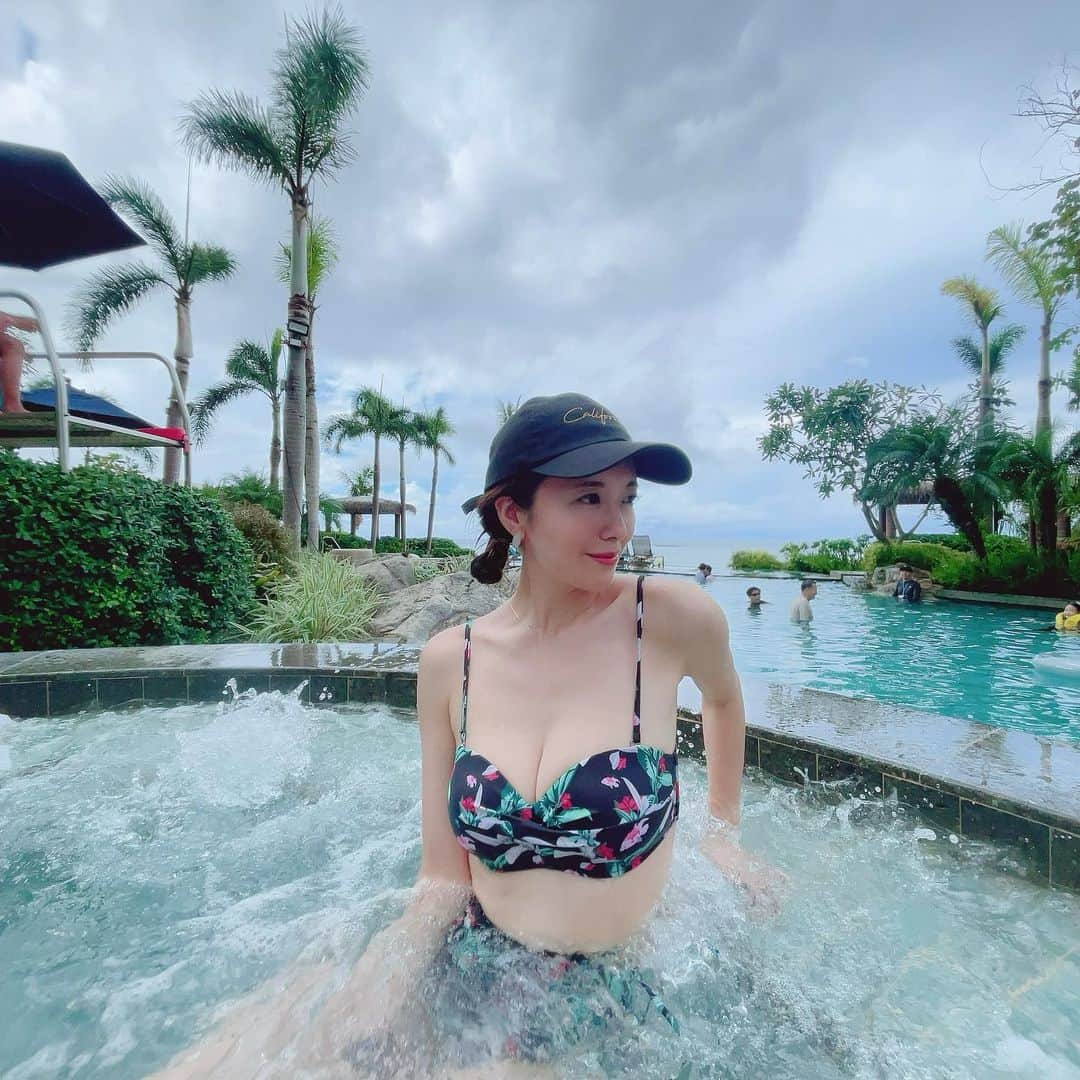 長江愛美さんのインスタグラム写真 - (長江愛美Instagram)「🇬🇺🛟  ホテルのプールが1番楽しかったかもってくらい楽しみました🤣🩷  色んなエリアに分かれてて、 水中でバスケできるエリアがあって、思った以上に白熱して大はしゃぎして🏀  滝があって、みんなで滝行したり🧘  浮き輪が転覆したり🛟  ウォータースライダーがあったり🛝  朝も夜もたくさん遊んで、とにかく最高のプールでした💙  #dusitthaniguam  #デュシタニグアム #デュシタニグアムリゾート  #グアム旅行  #グアム旅 #guamtrip  #デュシタニホテル  #ホテルプール #南国リゾート #水中バスケ #ウォータースライダー」11月2日 10時07分 - manamin.512