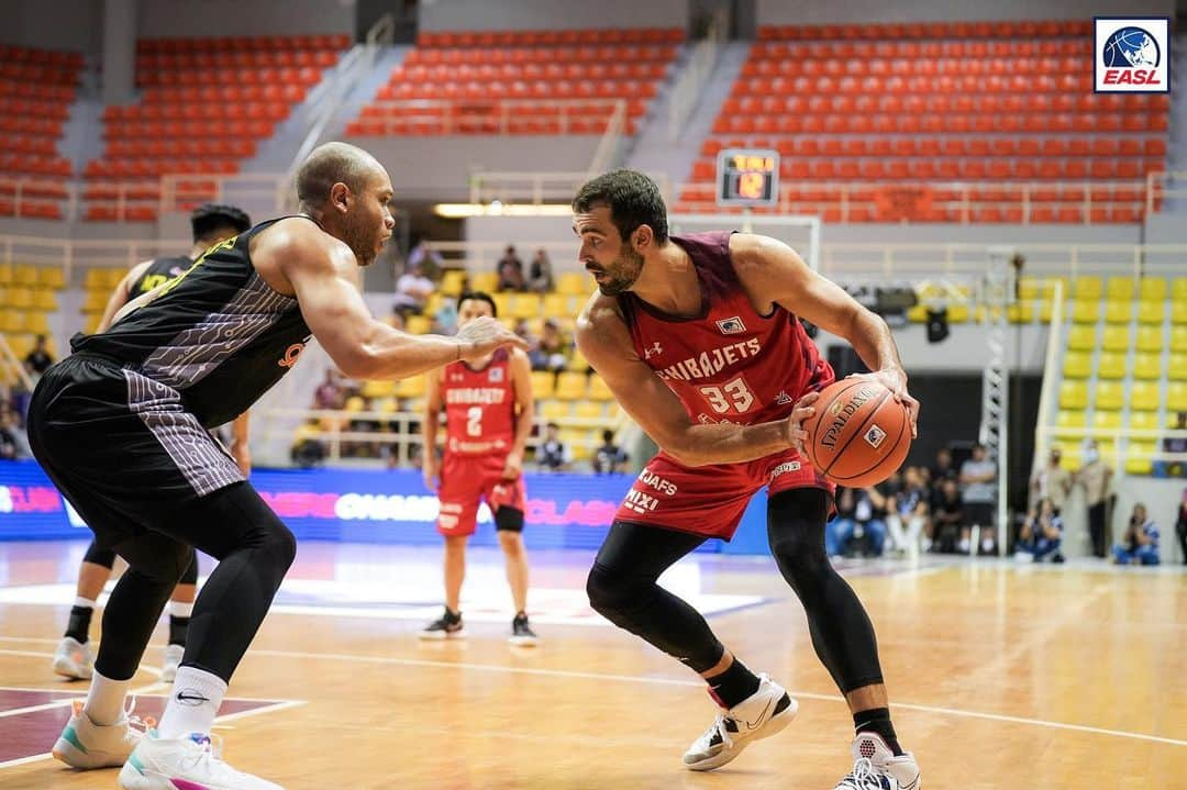 千葉ジェッツのインスタグラム：「試合風景📸  EASL2023-24Season AWAY GAME vs.TNTトロパンギガ🇵🇭  🏀試合終了🏀 千葉J 75-66 TNT  #EASL #フィリピン  #タフスケジュール #強い気持ちで戦い #アウェーで貴重な1勝 #千葉ジェッツ #chibajets #Bリーグ #千葉ジェッツ #バスケ #basketball #portrait  #photograph #ジェッツ写真部 #レンズ越しの世界 #応炎🔥 #ありがとうございました✨」