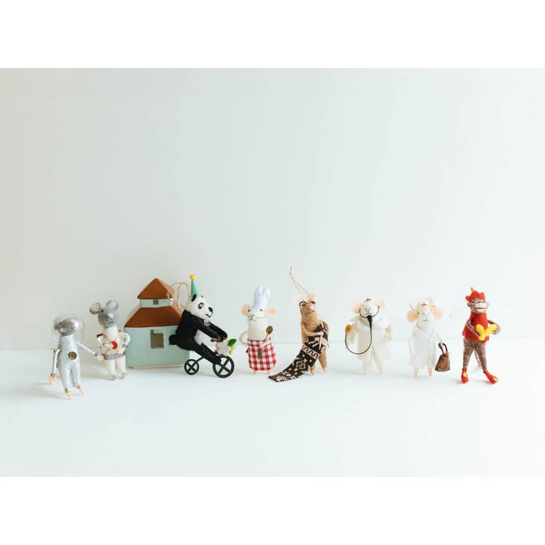 オルネ ド フォイユさんのインスタグラム写真 - (オルネ ド フォイユInstagram)「新入荷🎄  ●11/6（月）18時頃の販売開始です。  オランダのブランドからやってきたフェルトの動物たち。 ネズミやパンダやサルなど、お仕事中の動物たちが マスコットになっています。  シェフ、宇宙飛行士、サーカス団員、医者、 編み物中のネズミも🧶（編み物上手ですね〜）  小さくて細かな仕草が可愛らしく、ほっこり。 ドアノブにかけてみたり、 ツリーにオーナメントとして飾ってみたり、 自由なインテリアアイテムとして楽しめます。  商品名：Meander フェルトの動物 ∟マウス6種類 ∟モンキー1種類 ∟パンダ1種類  ———————————————   ●商品詳細は販売開始後プロフィールのリンクからご確認ください。  👉 @ornedefeuilles   ※検索画面で「フェルトの動物」でチェック🔎   ※オンラインショップと不動前店の取扱い商品は異なります。  #meande #ヨーロッパ雑貨 #クリスマス #クリスマスオーナメント #オーナメント #動物モチーフ  #インテリアデコレーション #インテリア雑貨 #暮らしを楽しむ #心地よい暮らし #丁寧な暮らし #ornedefeuilles #オルネドフォイユ」11月6日 7時00分 - ornedefeuilles