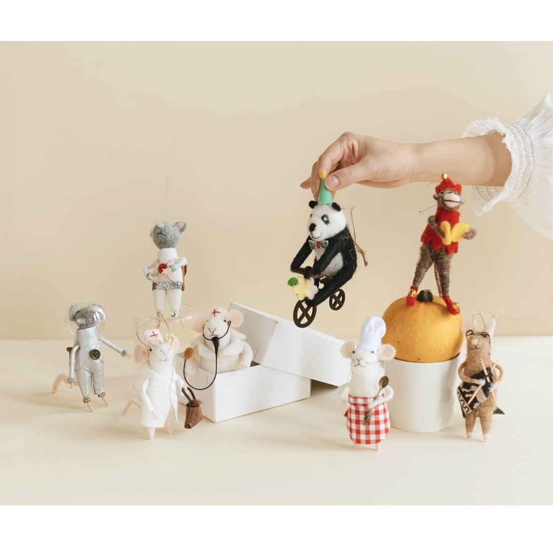 オルネ ド フォイユさんのインスタグラム写真 - (オルネ ド フォイユInstagram)「新入荷🎄  ●11/6（月）18時頃の販売開始です。  オランダのブランドからやってきたフェルトの動物たち。 ネズミやパンダやサルなど、お仕事中の動物たちが マスコットになっています。  シェフ、宇宙飛行士、サーカス団員、医者、 編み物中のネズミも🧶（編み物上手ですね〜）  小さくて細かな仕草が可愛らしく、ほっこり。 ドアノブにかけてみたり、 ツリーにオーナメントとして飾ってみたり、 自由なインテリアアイテムとして楽しめます。  商品名：Meander フェルトの動物 ∟マウス6種類 ∟モンキー1種類 ∟パンダ1種類  ———————————————   ●商品詳細は販売開始後プロフィールのリンクからご確認ください。  👉 @ornedefeuilles   ※検索画面で「フェルトの動物」でチェック🔎   ※オンラインショップと不動前店の取扱い商品は異なります。  #meande #ヨーロッパ雑貨 #クリスマス #クリスマスオーナメント #オーナメント #動物モチーフ  #インテリアデコレーション #インテリア雑貨 #暮らしを楽しむ #心地よい暮らし #丁寧な暮らし #ornedefeuilles #オルネドフォイユ」11月6日 7時00分 - ornedefeuilles