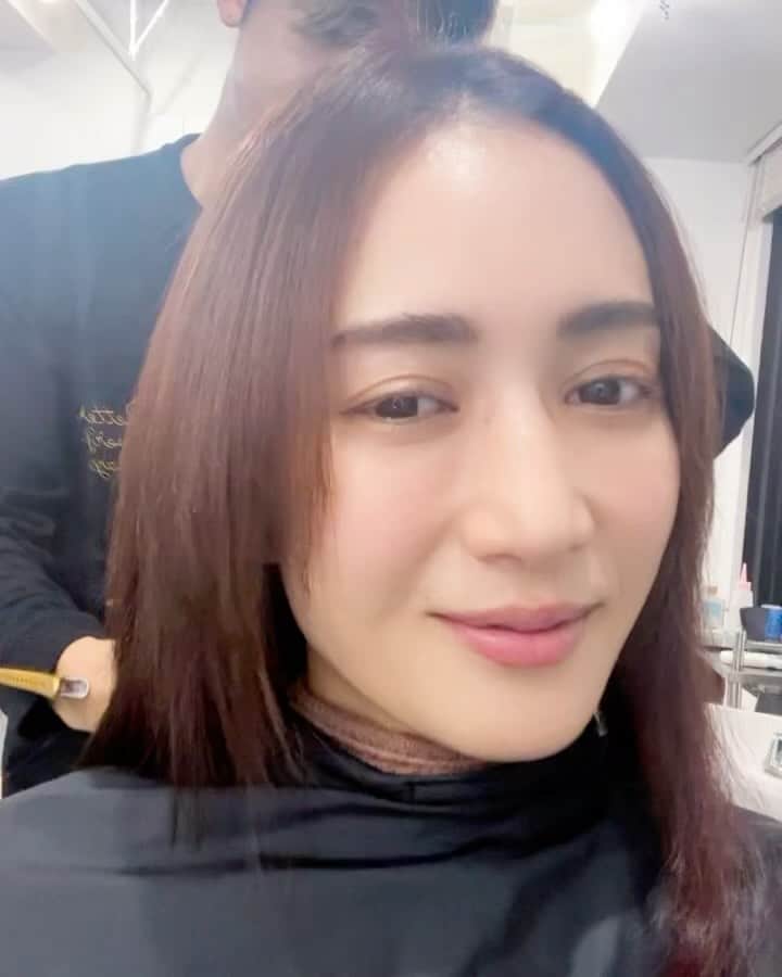 桐山マキのインスタグラム：「. . . 11/1 Hair care🧖‍♀️  本気のヘアケア✨ @regen_lab_  @5matsumoto   私の髪は @regen_lab_  の 月1の白髪の減る水素トリートメントで 今、めちゃくちゃ丈夫ですが @5matsumoto  に相談して 更に 自分でスタイリングしやすく 私にあった髪質改善を して頂きました♡  髪は見た目の80%以上決まる！ と言われてるだけあって このケアの後 なんか違う！ 綺麗になった！ と褒めて頂く事が多くなった🌹  最近髪を下ろしているのは サラッサラッに してもらったからです♡  気になる方は 是非におススメですょ♡  #japan #haircare #regenlab  #本気の髪質改善 #🌹」