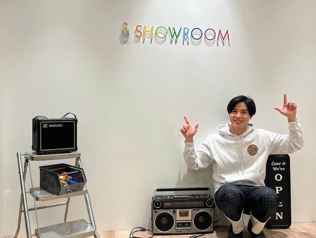 土屋神葉さんのインスタグラム写真 - (土屋神葉Instagram)「#SHOWROOM 音楽番組  TWiN PARADOX STATiON 楽しかったー！ . #二葉勇 さんも#二葉要 さんも本当に優しくて、1時間あっという間でした！男兄弟の空気感、新鮮だったなあ。 . 最愛も歌えて、とても贅沢な体験ができました！ありがとうございます！！！ . SHOWROOMのスタジオの入り口がすごくオシャレだったんですよ！ . セットも豪華で、マネキンになりたくなるスポットもありました！」11月2日 10時09分 - simbatsuchiya_official