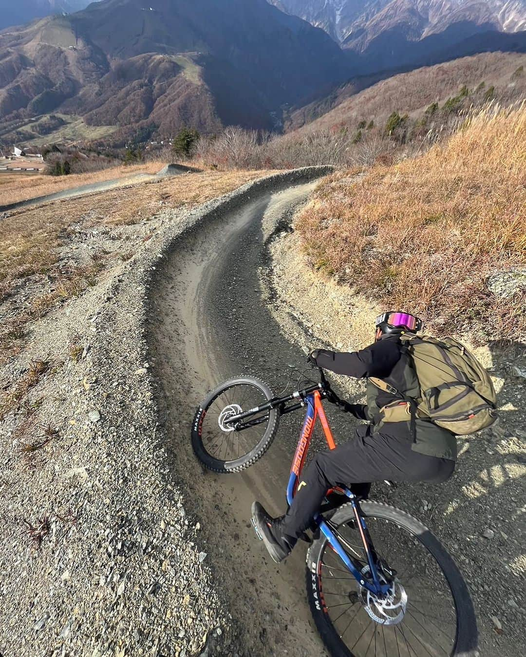 白馬岩岳スノーフィールドさんのインスタグラム写真 - (白馬岩岳スノーフィールドInstagram)「11/2(木) おはようございます。  本日も最高のドライコンディション！ 気温も暖かく薄着でもいけちゃいそうです。 山を見るのも良し、紅葉見るのも良し、ガンガン攻めるのも良し、何しても💯👍 存分にお楽しみください！  岩岳MTBパークオープン状況 天気: ☀️  スキルアップエリア (初級者) オープン コンディション: ドライ  岩岳の森クロスカントリー(中級者) オープン コンディション: ドライ  マウンテンサイクリングコース(初級) ゴンドラ建設の為、今季クローズ  ヒトトキダウンヒル (初級)　※9:00～15:30 オープン コンディション: ドライ  アルプスDH(初級～中級) オープン コンディション: ドライ  カミカゼDH(上級) オープン コンディション: ドライ トップガン⑨-⑩ゴンドラ工事によりクローズ  Iwatake MTB Park Condition & Status Weather: ☀️  Skill-up Area (Beginner) Open CONDITION: Dry  Iwatake Cross-country (Intermediate) Open CONDITION: Dry  Mountain Cycling Course (Beginner) Full season closed, due to under construction of new gondola.  Hitotoki DH (Beginner)　※9:00～15:30 Open CONDITION: Dry  Alps DH (Beginner-Intermediate) Open CONDITION: Dry  Kamikaze DH (Expert/Advanced) Open CONDITION: Dry Top gun⑨-⑩. Closed, due to new gondola construction.  詳しくは https://iwatake-mountain-resort.com/green  #iwatakemtb」11月2日 8時43分 - hakuba_iwatake