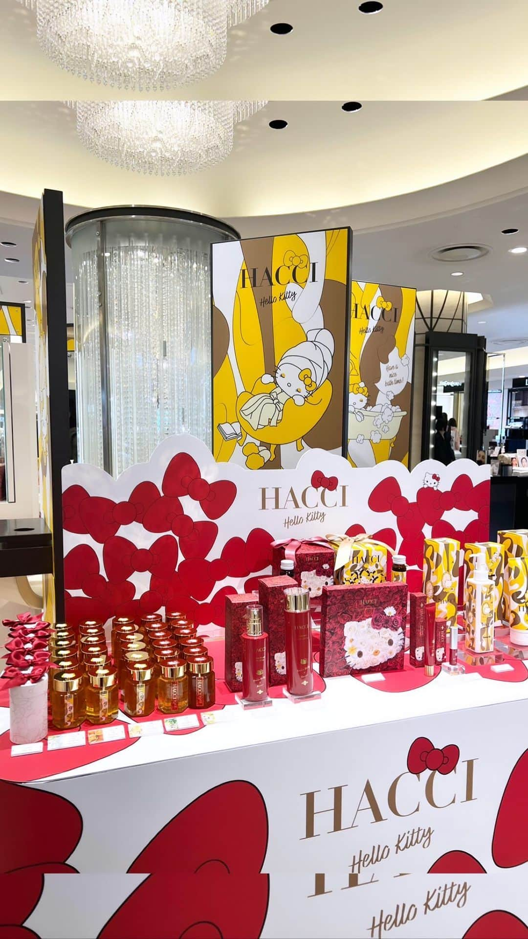 HACCI officialのインスタグラム：「️#HELLOKITTYxHACCI 🍯  限定コレクションの発売を記念して、 阪急うめだ本店にてPOP UPもスタートしました❤︎ キュートでスペシャルなキティちゃんコラボ、 ぜひ会いにいらしてくださいね🎀✨  阪急うめだ本店限定セットをはじめ、セットをお買い上げのお客様にだけ差し上げるスペシャルなポストカード＆ステッカーもご用意しております✨  ✔️11月1日（水）〜11月7日（火） 📍阪急うめだ本店2階 きれいきれいスタジオ “HACCI ×HELLO KITTY コラボレーションイベント”  #HACCI#hellokitty#ハローキティ #ハローキティコラボ#阪急うめだ本店」