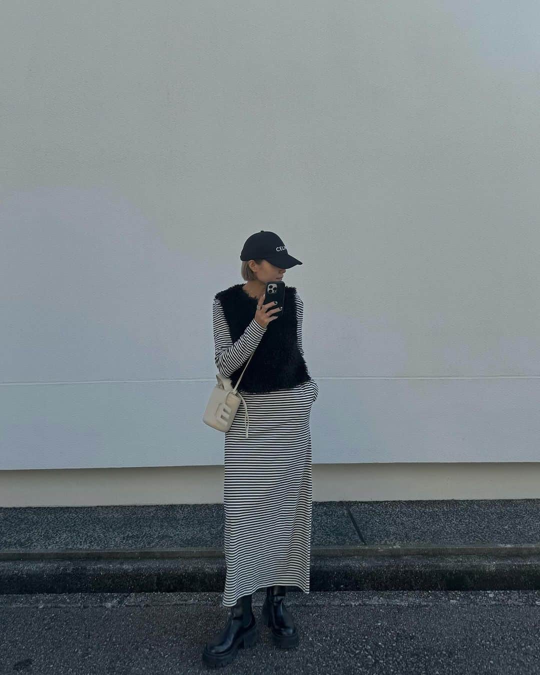 のインスタグラム：「まだまだアウター いらずな 秋 どうかしてる←  けど、 ベストが楽しめて嬉しい秋コーデ 🖤  キーネックタイプの ファーベスト の方着てます🐈‍⬛ 157cm 低身長なので、 長すぎない ファーベストは めちゃくちゃ使いやすい🖤  @miiikunkun  がワンピース合わせしてたから、さっそく私も🐑  #amely#エミリー#ファーベスト」