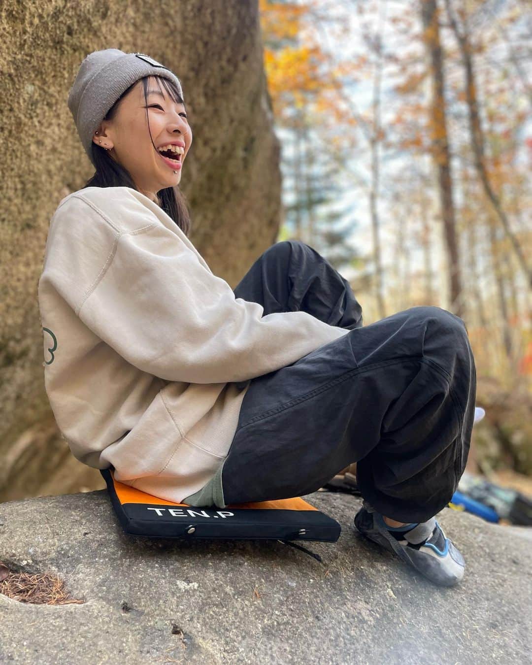 坂井絢音のインスタグラム：「⁡ この度 TEN.P様 @ten.p_climbing からアンバサダーとして商品を提供をして頂くことになりました☺️ ⁡ 今回頂いたのは "Crash Pad OZABU"と"Crash Pad キーホルダー"の2点です🙌 提供して頂いたOZABUを早速瑞牆で使用させていただきました！ ⁡ 外岩やキャンプで座布団として使用できるし、お昼寝の枕としても使用できます☺️ 冷たい岩の上でも待機できるのとてもいい🥹 ⁡ 持ち運びもマットに挟んでも嵩張らなく楽だし、軽いし、カラーバリエーションも55色あり、色選びもワクワクしました💘 ⁡ Crash Pad キーホルダーは キーホルダーとしてつけても、キーケースとしても使用できます！ こちらもカラーバリエーションは55色あり、外岩気分を味わえる可愛いサイズ・デザインになっています💓 カラビナが付いてるのでカバンにもズボンのベルトループにも付けやすいです！ わたしはカバンに付けてます☺️ 色味合っててｶﾜｲｲ🥹🌈 ⁡ 今年は岩でたくさん爪痕残すぞ🔥 ⁡ オンラインストアもあるので是非覗いてみてください☺️ ⁡ #ten_pclimbing#テンピークライミング#クラッシュパッド#ボルダリングマット#climbing」