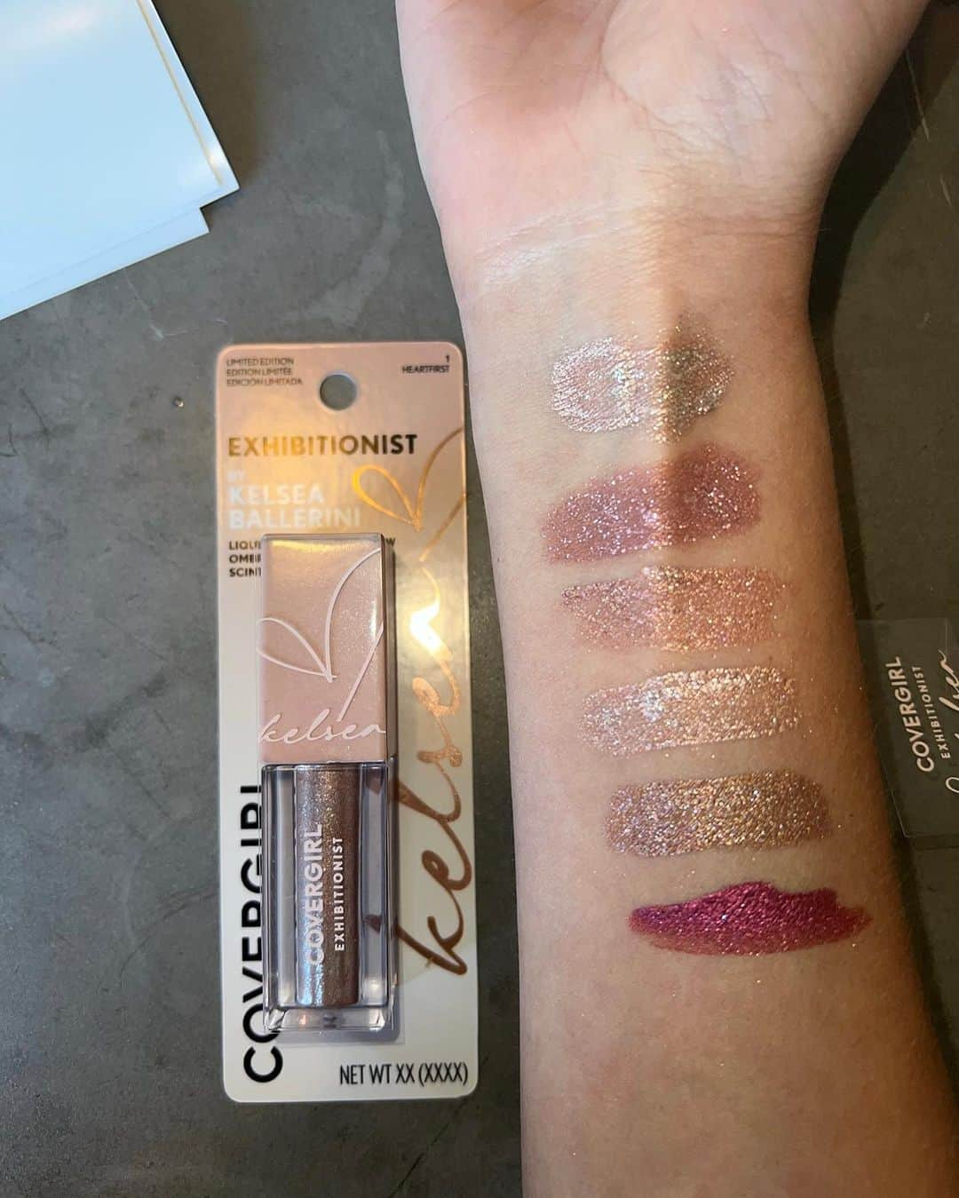 Kelsea Balleriniさんのインスタグラム写真 - (Kelsea BalleriniInstagram)「easy breezy beautiful BUT MAKE IT GLITTERY!!!! i’ve had the absolute pleasure of creating these sparkly shadows for my @covergirl collab over the last year and they are here just in time for the holidays. here’s a little peak into the process…and all five shades are available now ✨✨✨ can’t wait to see how y’all use them. IM SO EXCITED  #covergirlpartner #easybreezybeautiful」11月2日 8時47分 - kelseaballerini