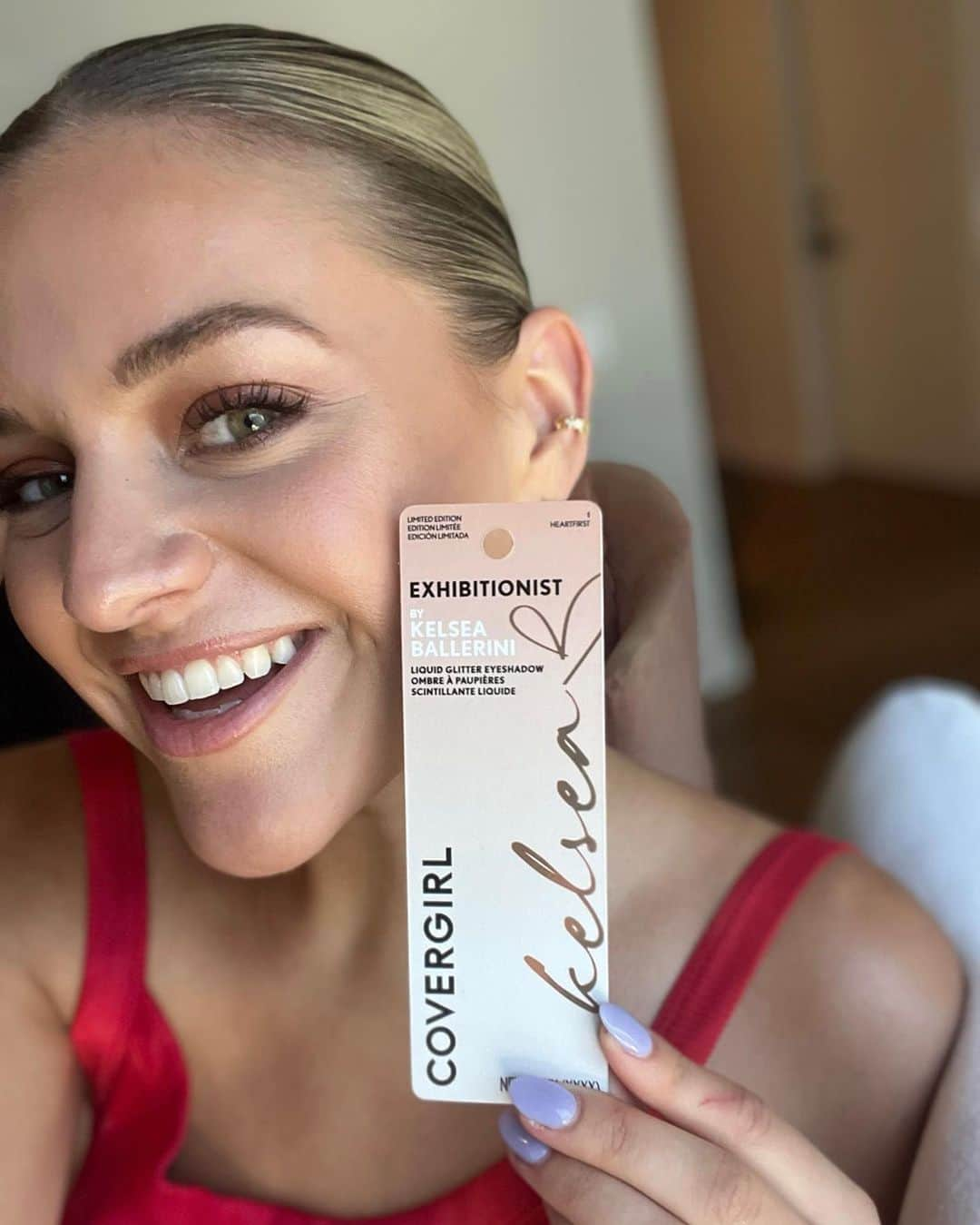 Kelsea Balleriniさんのインスタグラム写真 - (Kelsea BalleriniInstagram)「easy breezy beautiful BUT MAKE IT GLITTERY!!!! i’ve had the absolute pleasure of creating these sparkly shadows for my @covergirl collab over the last year and they are here just in time for the holidays. here’s a little peak into the process…and all five shades are available now ✨✨✨ can’t wait to see how y’all use them. IM SO EXCITED  #covergirlpartner #easybreezybeautiful」11月2日 8時47分 - kelseaballerini