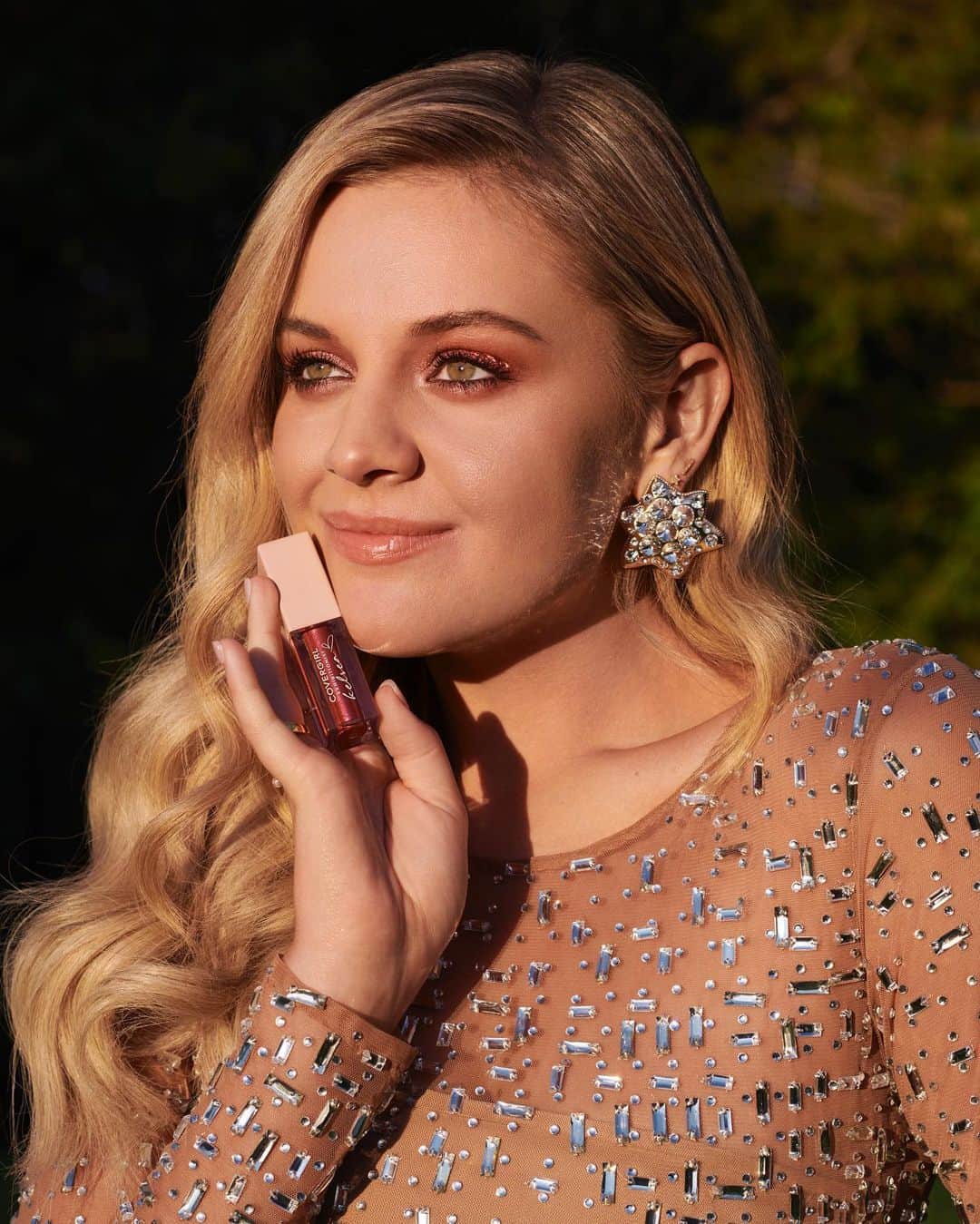Kelsea Balleriniのインスタグラム：「easy breezy beautiful BUT MAKE IT GLITTERY!!!! i’ve had the absolute pleasure of creating these sparkly shadows for my @covergirl collab over the last year and they are here just in time for the holidays. here’s a little peak into the process…and all five shades are available now ✨✨✨ can’t wait to see how y’all use them. IM SO EXCITED  #covergirlpartner #easybreezybeautiful」