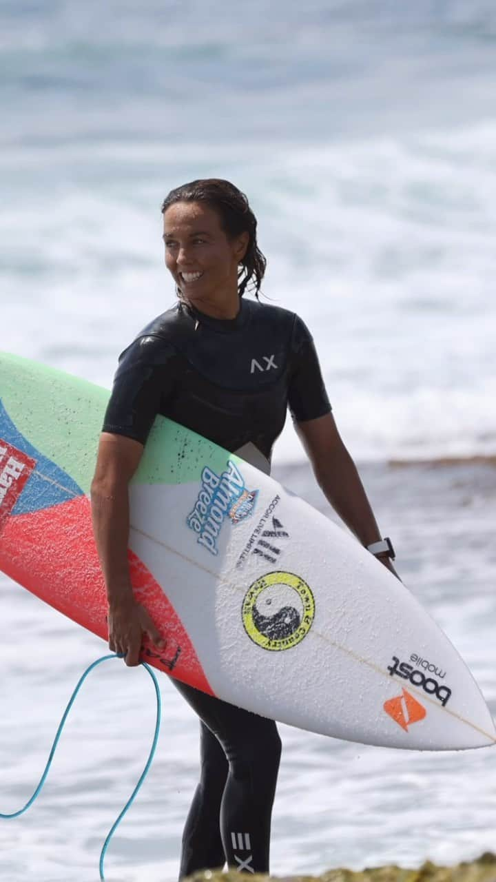 サリー・フィッツギボンズのインスタグラム：「Stokeddd on every session when I’ve got my @gpangsurf @tcsurfboards under foot 🌊#teamworkmakesthedreamwork」