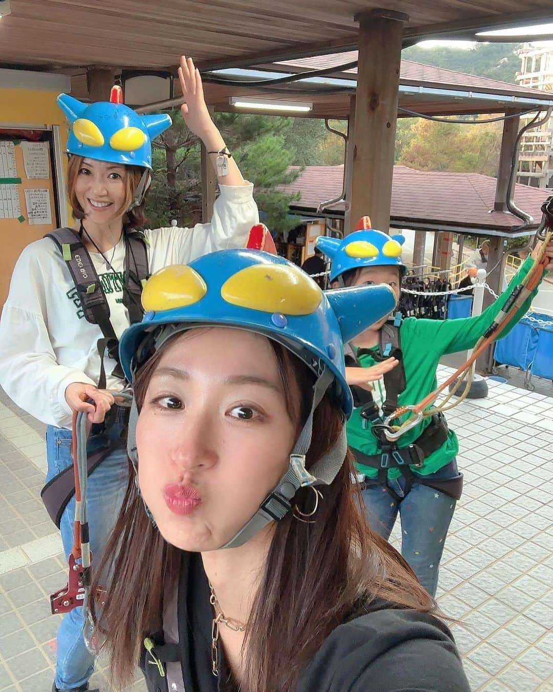 Miho Tanakaさんのインスタグラム写真 - (Miho TanakaInstagram)「#PR  ニジゲンノモリの続き✧  クレヨンしんちゃんアドベンチャーパーク！  ニジゲンノモリの中で私が1番好きなエリアがここ☝️  実は前回来た時は、次男が2歳くらいで巨大アスレチックは出来ないから幼児用のところしか行けなかったの🫠  しかもジップライン(チャレンジ！アクション仮面飛行隊！)もコロナの影響で閉まってて。  だからどちらも初めてだったけどめちゃくちゃ楽しい😀✨運動にもなるし、ジップは淡路島の自然を感じながら食べるし、何時間でも遊んでいられそうだった𓀠  長男はアスレチック2回目だったけど、途中涙ポロポロこぼしながら「もう無理行けない怖い」ってなってしまったんだけど、スタッフのお兄さんが一緒に回ってくれたおかげで無事諦めずにクリア出来たよ👏  アスレチック、大人でも普通に怖くてめっちゃカイジの気分だった🤣←カイジ知ってる？  運動したい！スリルを味わいたい！を兼ね備えてるしカップルのデートでも楽しいと思うな😀  #クレヨンしんちゃん #クレヨンしんちゃんアドベンチャーパーク #ニジゲンノモリ #ジップライン #淡路島 #淡路島観光」11月2日 8時53分 - mie__blogger