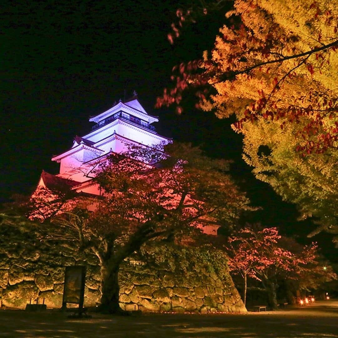 Rediscover Fukushimaのインスタグラム：「In our latest blog post, we list 6 destinations in Fukushima Prefecture that you can visit using either the JR Pass or the JR Pass Tohoku. Explore castles and historical towns, try out once-in-a-lifetime experiences, or simply relax on a scenic train ride!  You might have heard of the Japan Rail Pass (JR Pass), a travel pass that allows foreign visitors in Japan to ride freely on JR lines, shinkansen (bullet trains), and JR buses for a set price during a fixed period!   There is another pass (the JR Tohoku Pass), which is available for both foreign residents and visitors, which covers transport in shinkansen bullet trains and JR line trains between Tokyo and Fukushima (and other areas)!  Some of the destinations we recommend visiting include:  Tsurugajo Castle (Aizu-Wakamatsu City) Kasumigajo Castle Park (Nihonmatsu Castle) Tadami River Bridge No. 1 Viewpoint (Mishima Town) Komine Castle (Shirakawa City) Yumoto Onsen Town (Iwaki) The Great East Japan Earthquake and Nuclear Disaster Memorial Museum (Futaba)  If you have ever traveled through Fukushima using a JR Pass, we would love to know your experience! Let us know how it was in the comments, and what destination you enjoyed most!  #visitfukushima #japan #beautifuljapan #japantravel #tohoku #tohokutrip #東北pr局 #japan #japanese #jrpass #jrpasstohoku #fukushima #kasumigajocastle #kominecastle #shirakawa #tsurugajo #beautifulplaces #jrpasstrip」