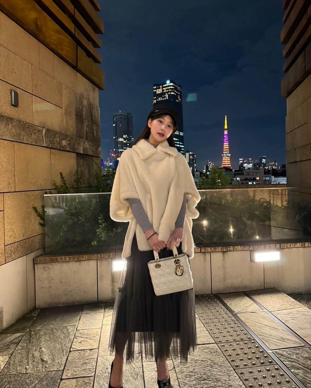 椎名美月のインスタグラム：「私服 今年トレンドの上品な グレーにハマっています。 すっぴんでごめんあそばせ  #maxmara #dior #manoloblahnik #テディコート」