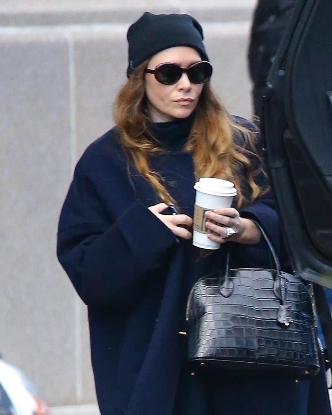 Just Jaredさんのインスタグラム写真 - (Just JaredInstagram)「Ashley Olsen steps out for coffee on a rare outing after welcoming son Otto earlier this year. #AshleyOlsen Photos: Backgrid」11月2日 9時01分 - justjared