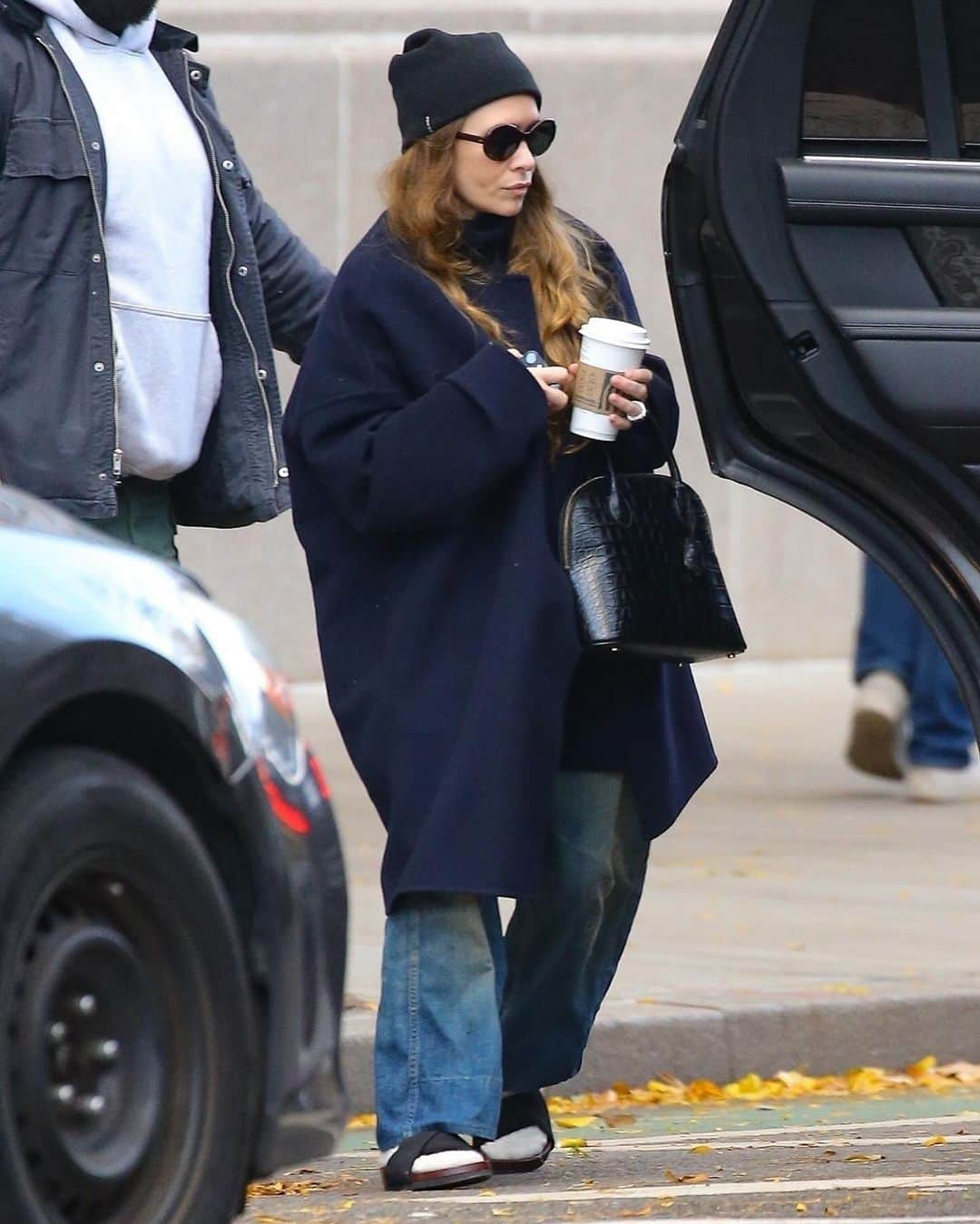 Just Jaredさんのインスタグラム写真 - (Just JaredInstagram)「Ashley Olsen steps out for coffee on a rare outing after welcoming son Otto earlier this year. #AshleyOlsen Photos: Backgrid」11月2日 9時01分 - justjared