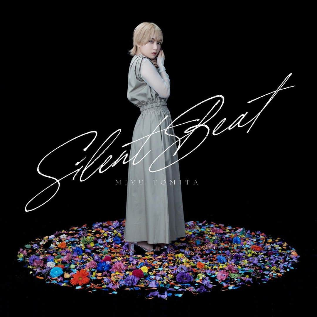 富田美憂さんのインスタグラム写真 - (富田美憂Instagram)「11月15日リリースの新曲『Silent Beat』のジャケ写が解禁になりました！  リリースまでもう間もなく！🌸」11月2日 9時10分 - tomita__miyu._